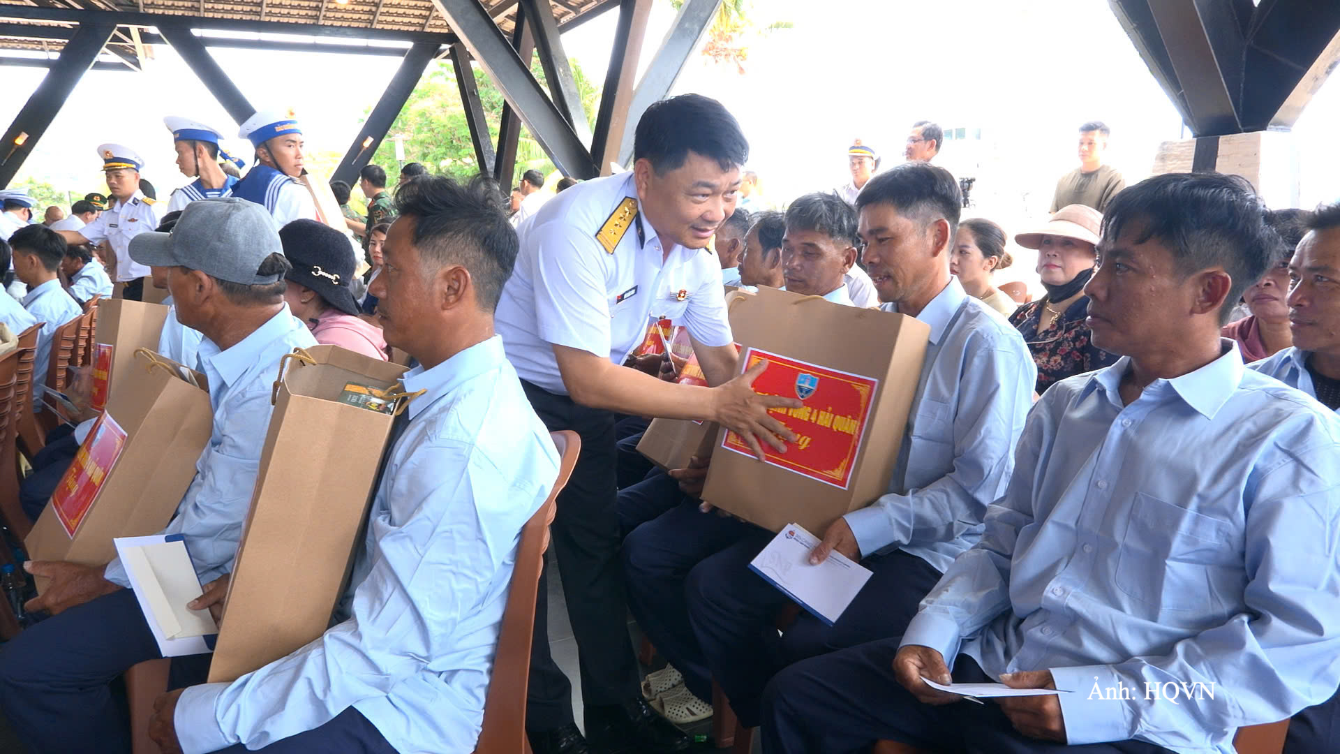 Bộ Tư lệnh Vùng 4 Hải quân trao quà hỗ trợ các ngư dân.
