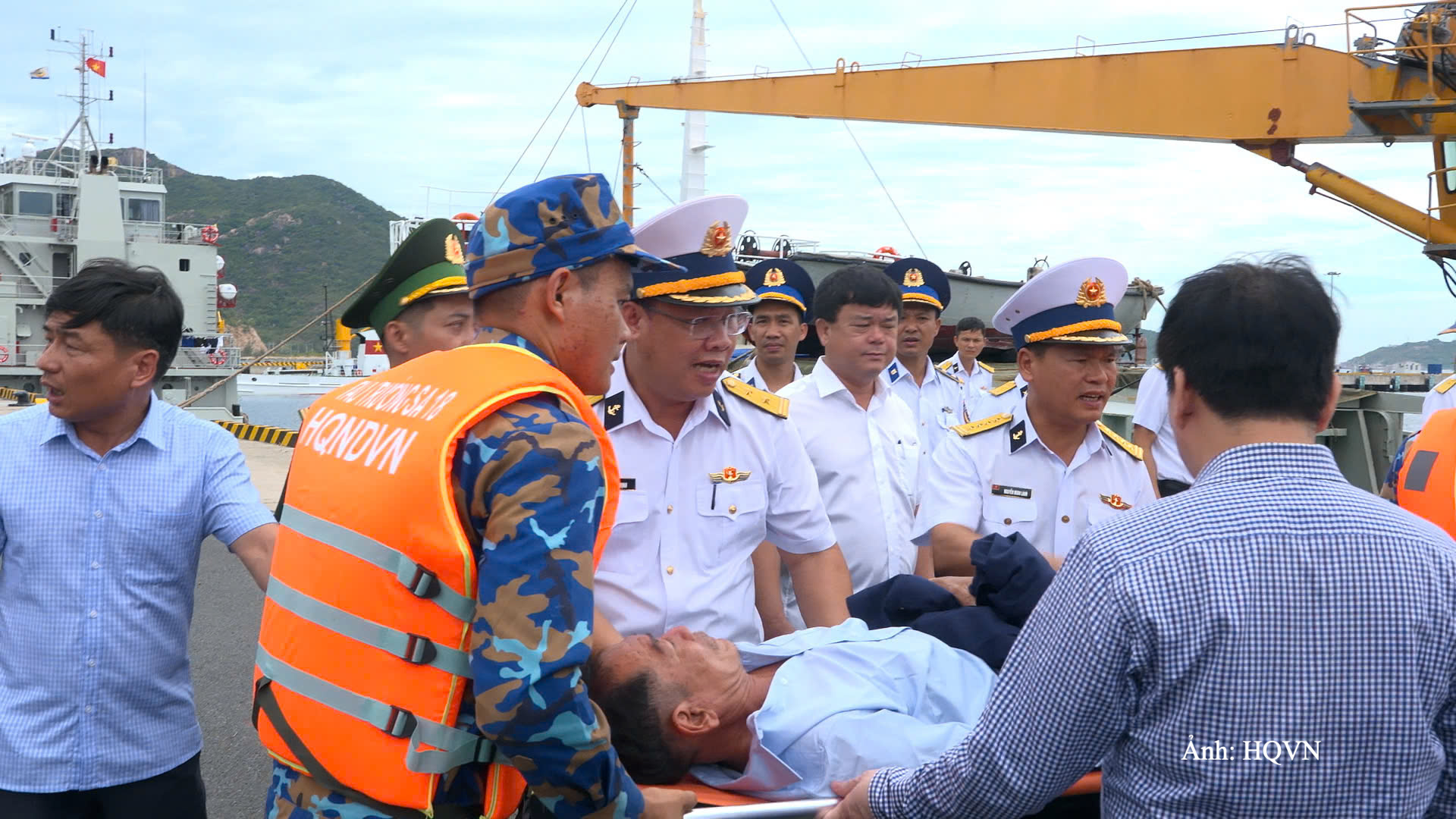 Cán bộ, chiến sĩ Vùng 4 Hải quân hỗ trợ các ngư dân rời Tàu Trường Sa 18 lên bờ.
