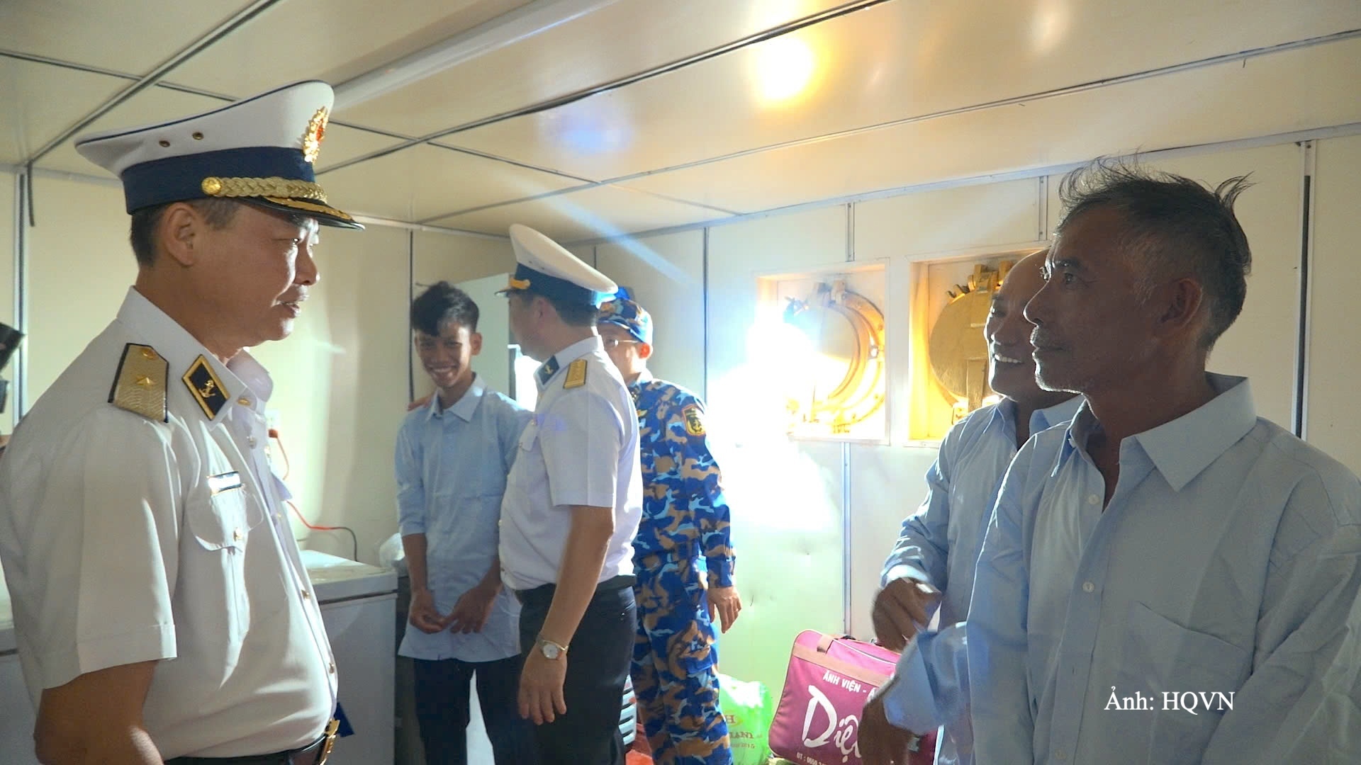 Chuẩn Đô đốc Nguyễn Anh Tuấn, Tư lệnh Vùng 4 Hải quân thăm hỏi sức khỏe ngư dân.