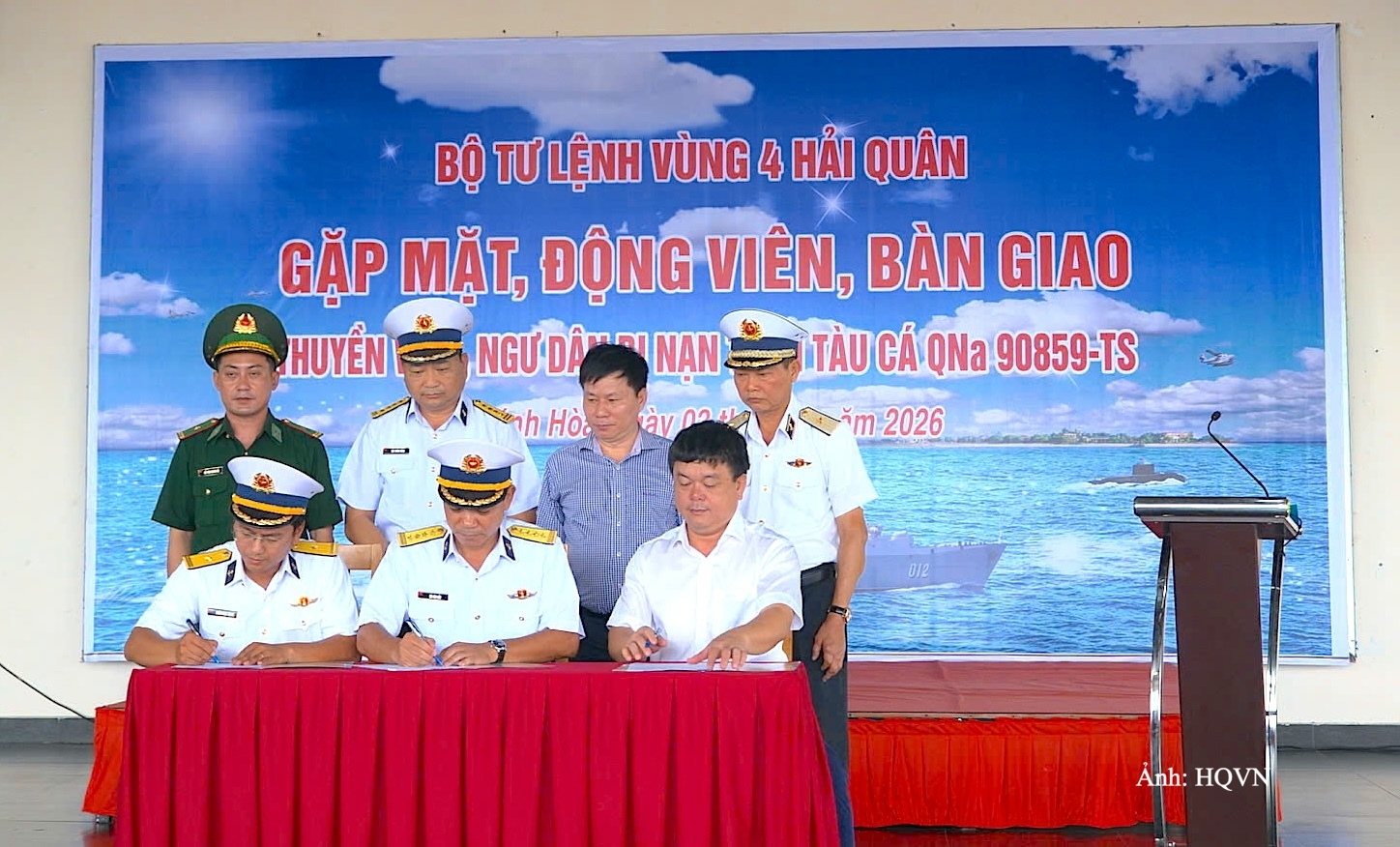 Đại diện các cơ quan chức năng ký biên bản bàn giao 32 ngư dân theo quy định.