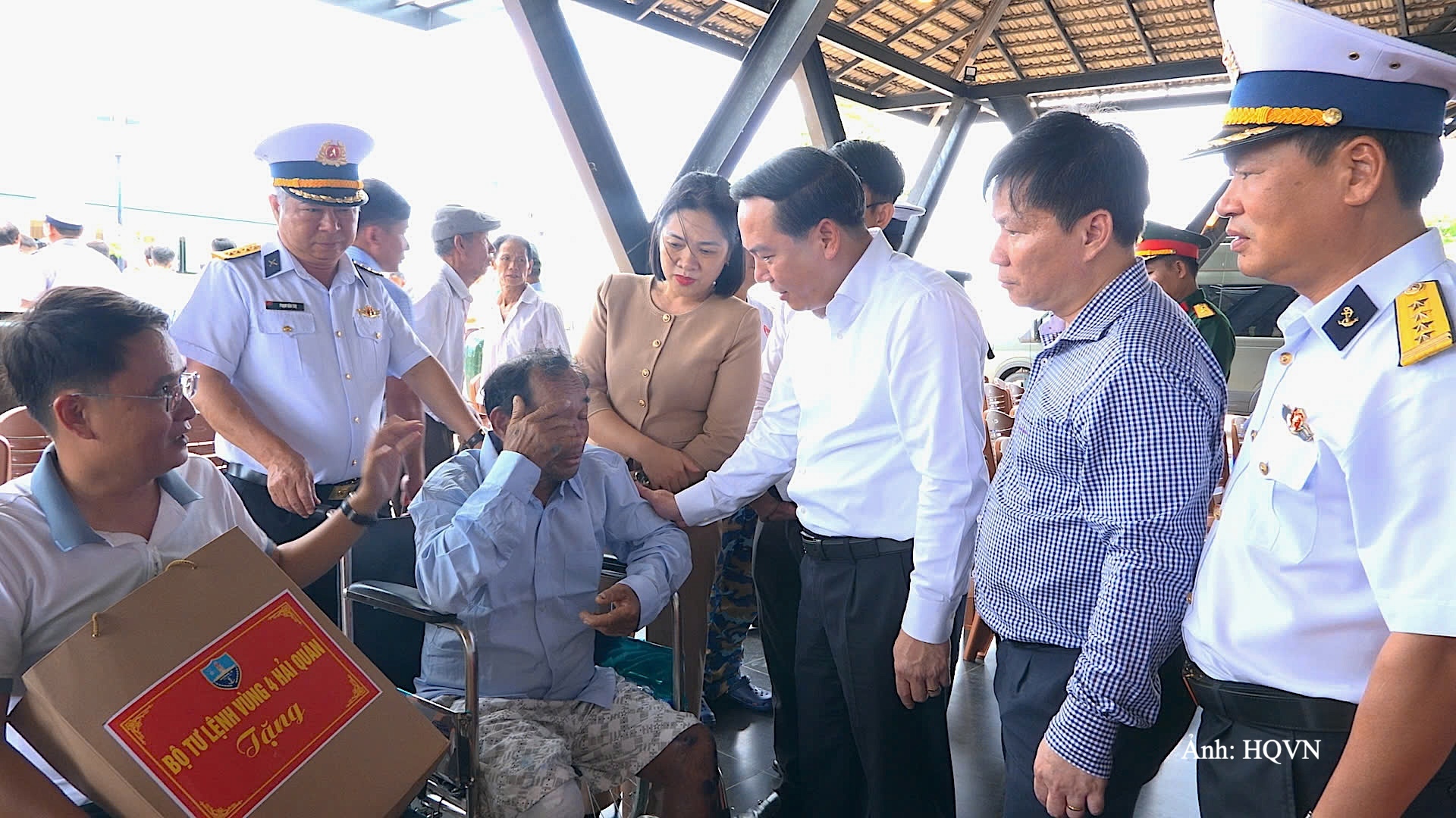 Đồng chí Hồ Xuân Trường, Ủy viên dự khuyết Trung ương Đảng, Phó Bí thư Thường trực Tỉnh ủy Khánh Hòa thăm hỏi, động viên ngư dân gặp nạn.