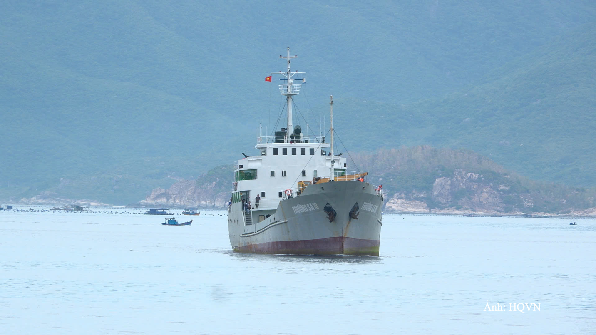 Tàu Trường Sa 18 chuẩn bị cập Cảng Quốc tế Cam Ranh, đưa 32 ngư dân gặp nạn về đất liền.