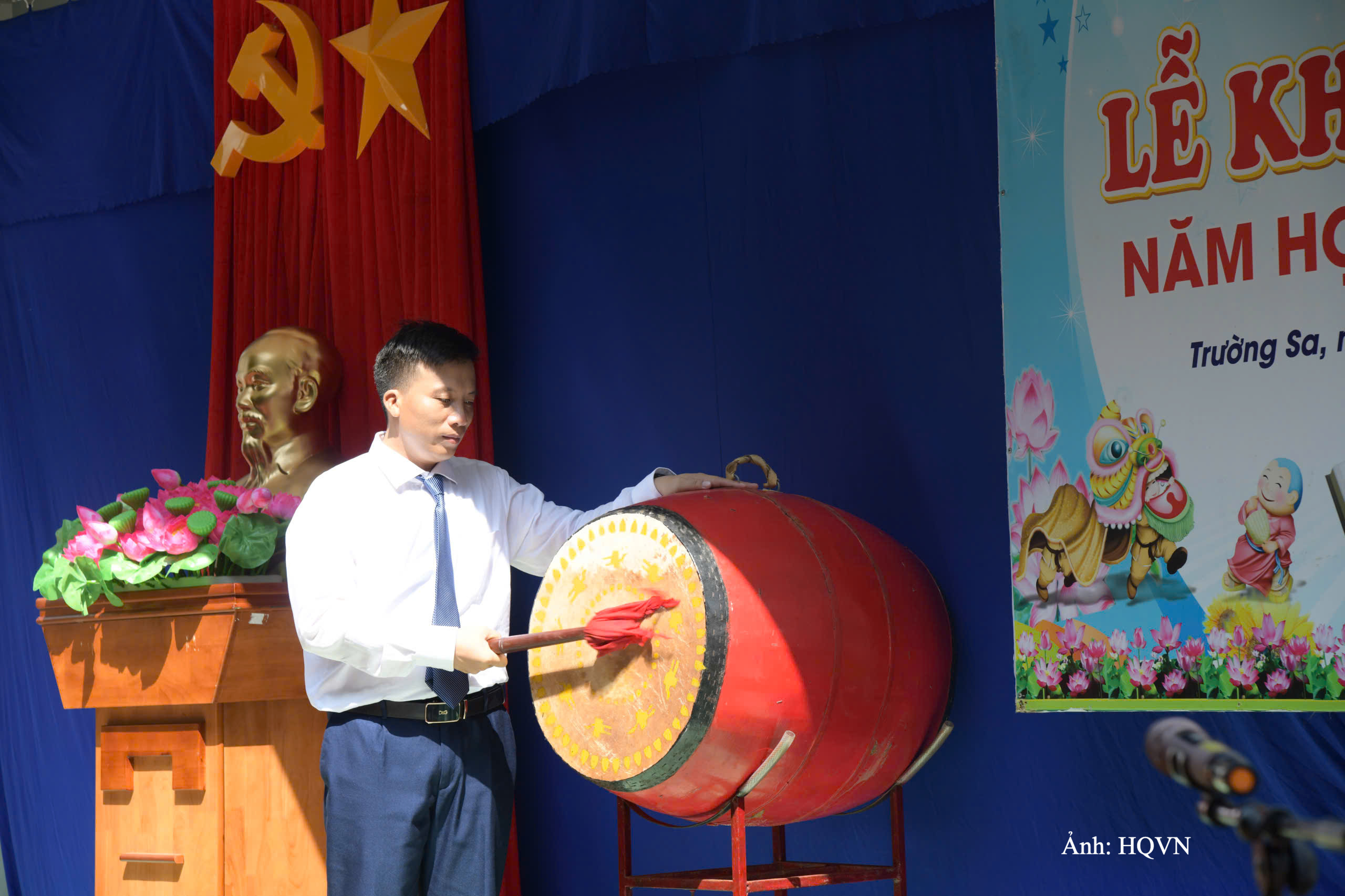 Trung tá Vũ Đức Quỳnh, Chỉ huy trưởng đảo Trường Sa đánh hồi trống khai giảng năm học mới.