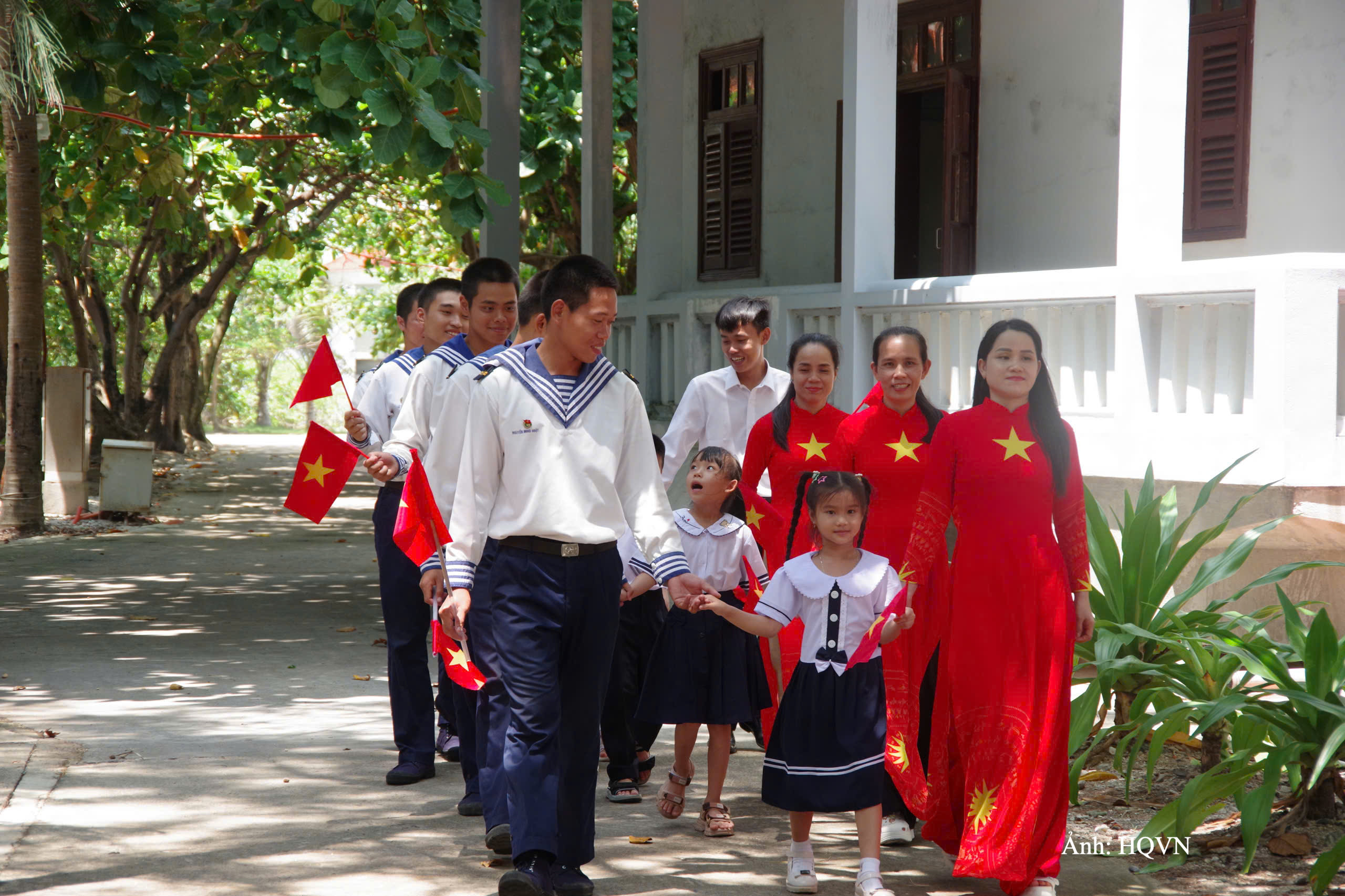 Cán bộ, chiến sĩ, phụ huynh trên đảo Trường Sa hân hoan đưa các em học sinh đến trường.