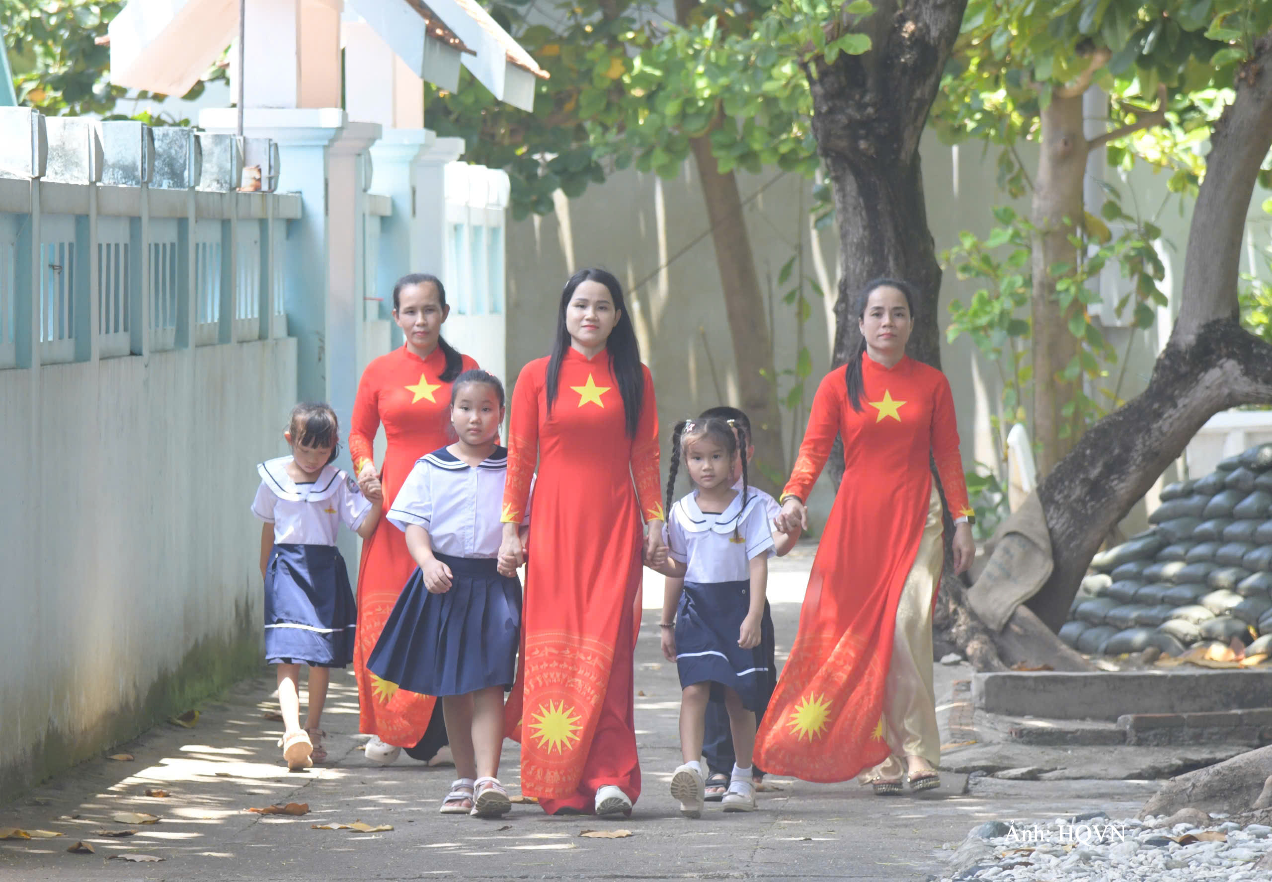 Phụ huynh đưa con đến trường trong lễ khai giảng.