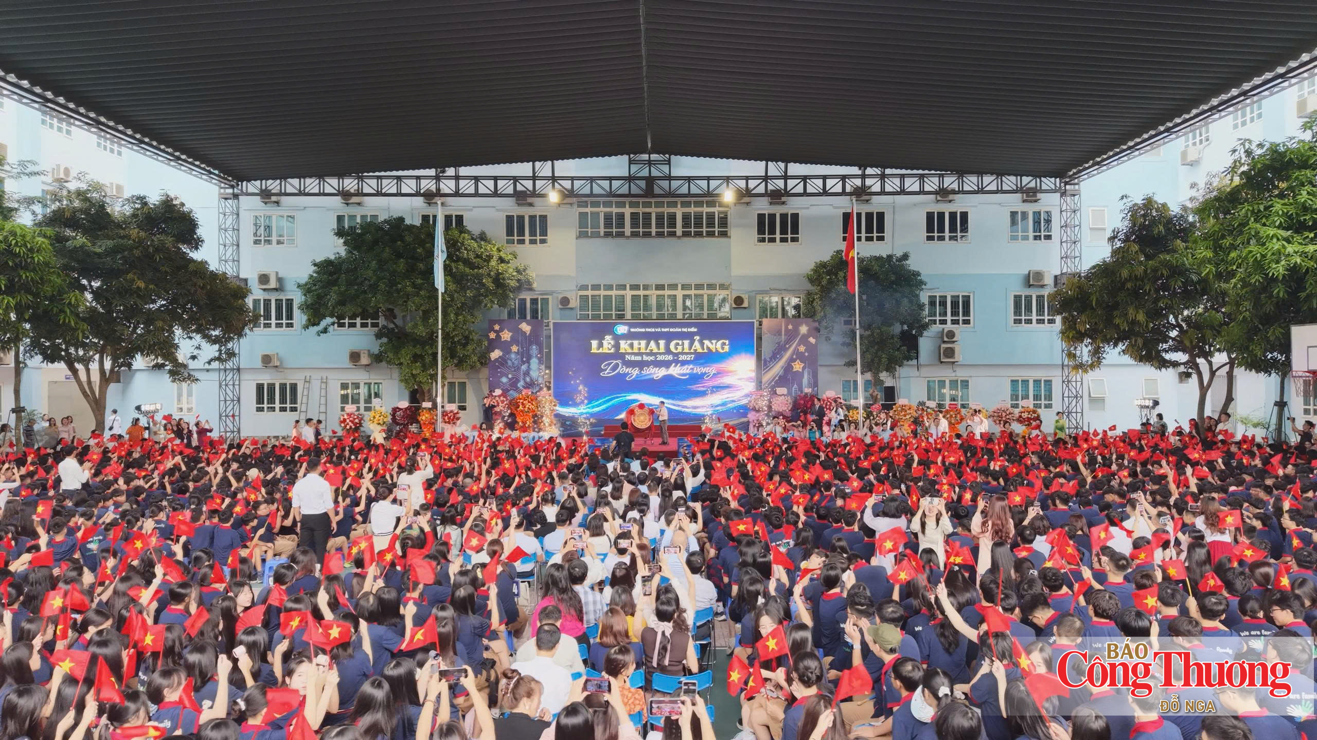 Học sinh dự lễ khai giảng tại Trường THCS Đoàn Thị Điểm (Hà Nội).