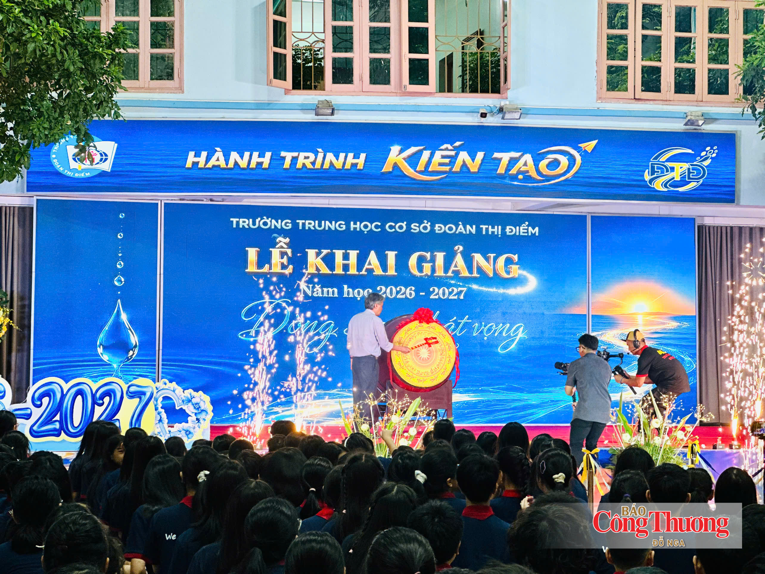 PGS.TS, Nhà giáo Ưu tú Đặng Quốc Thống, Chủ tịch Hội đồng Trường THCS Đoàn Thị Điểm (Hà Nội) đánh trống khai giảng năm học mới.
