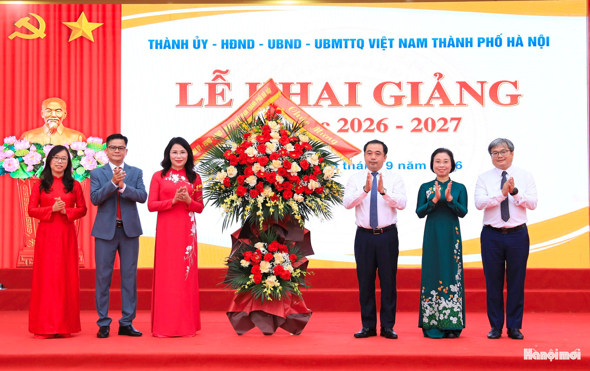Bí thư Thành ủy Hà Nội Trần Đức Thắng tặng hoa chúc mừng Trường THCS Trần Duy Hưng nhân dịp khai giảng năm học mới.