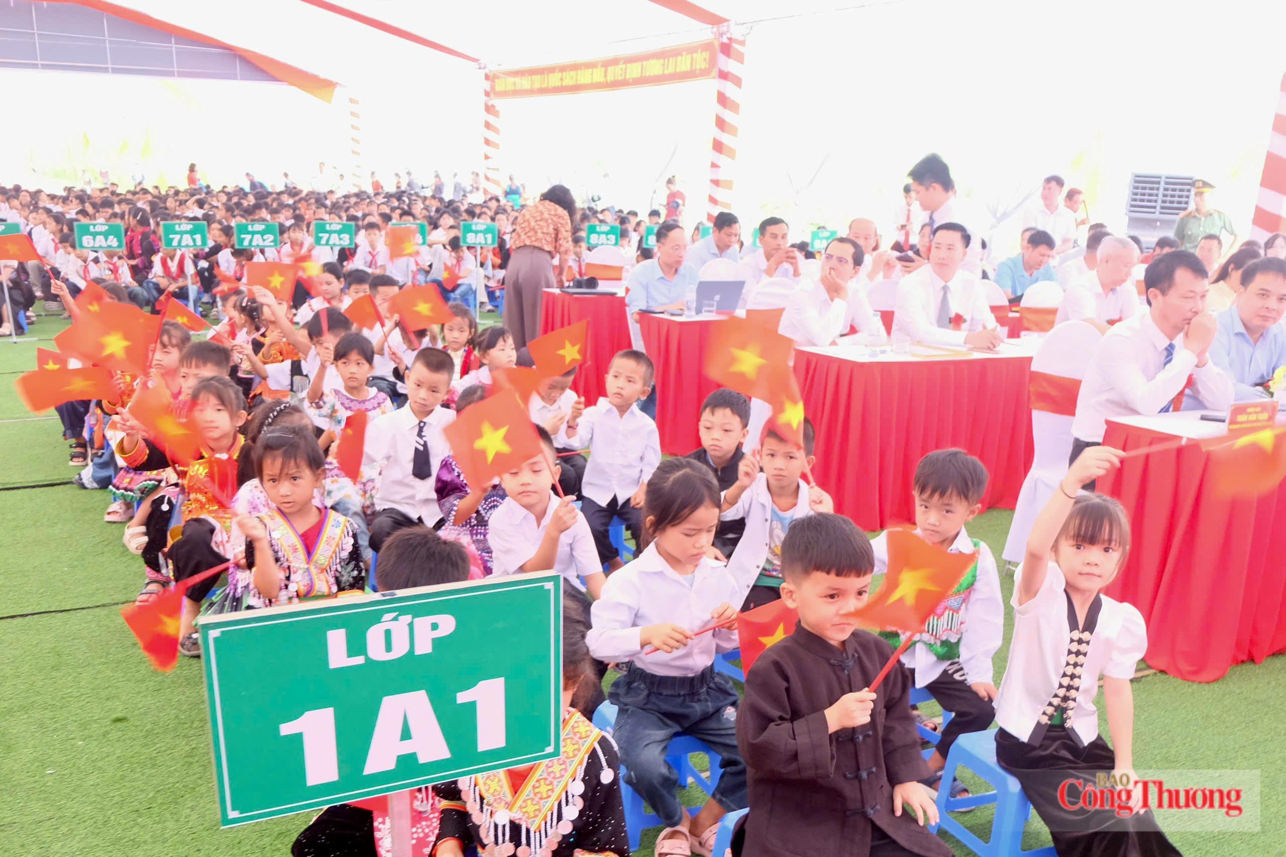 Học sinh các trường nội trú hân hoan ngày tựu trường mới