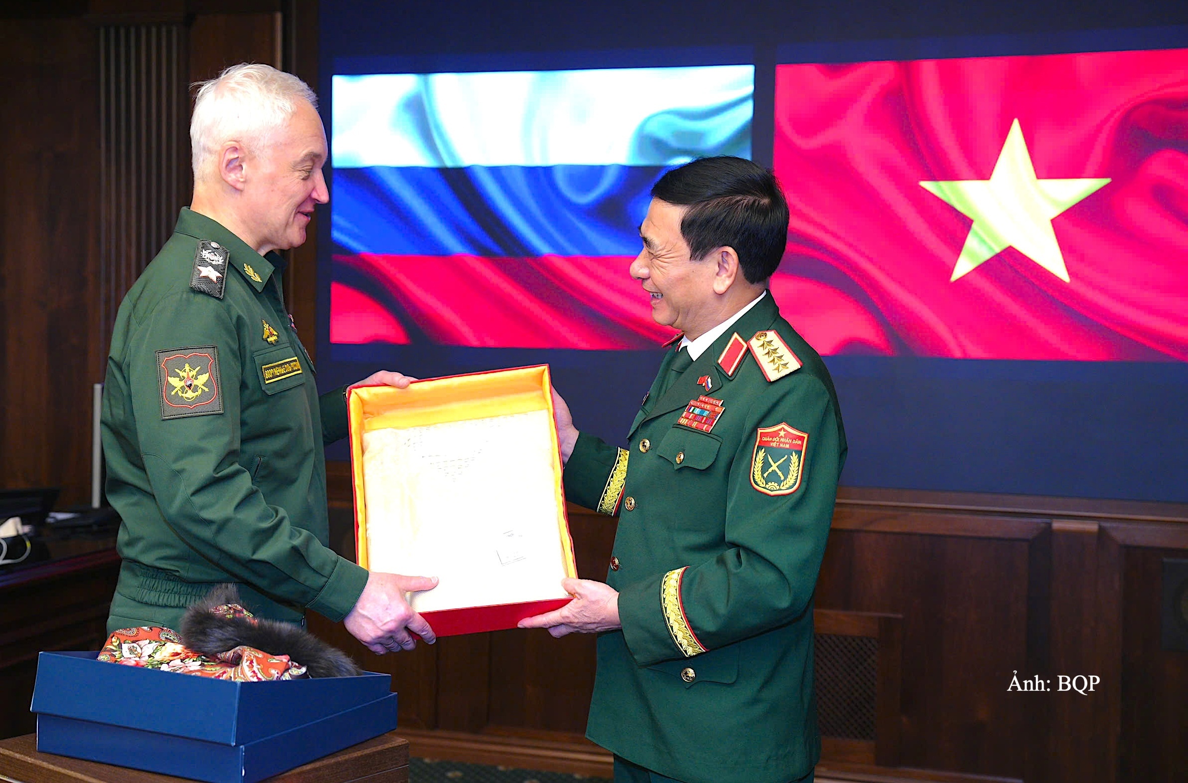 Đại tướng Phan Văn Giang và Bộ trưởng Bộ Quốc phòng Liên bang Nga Andrey Belousov.