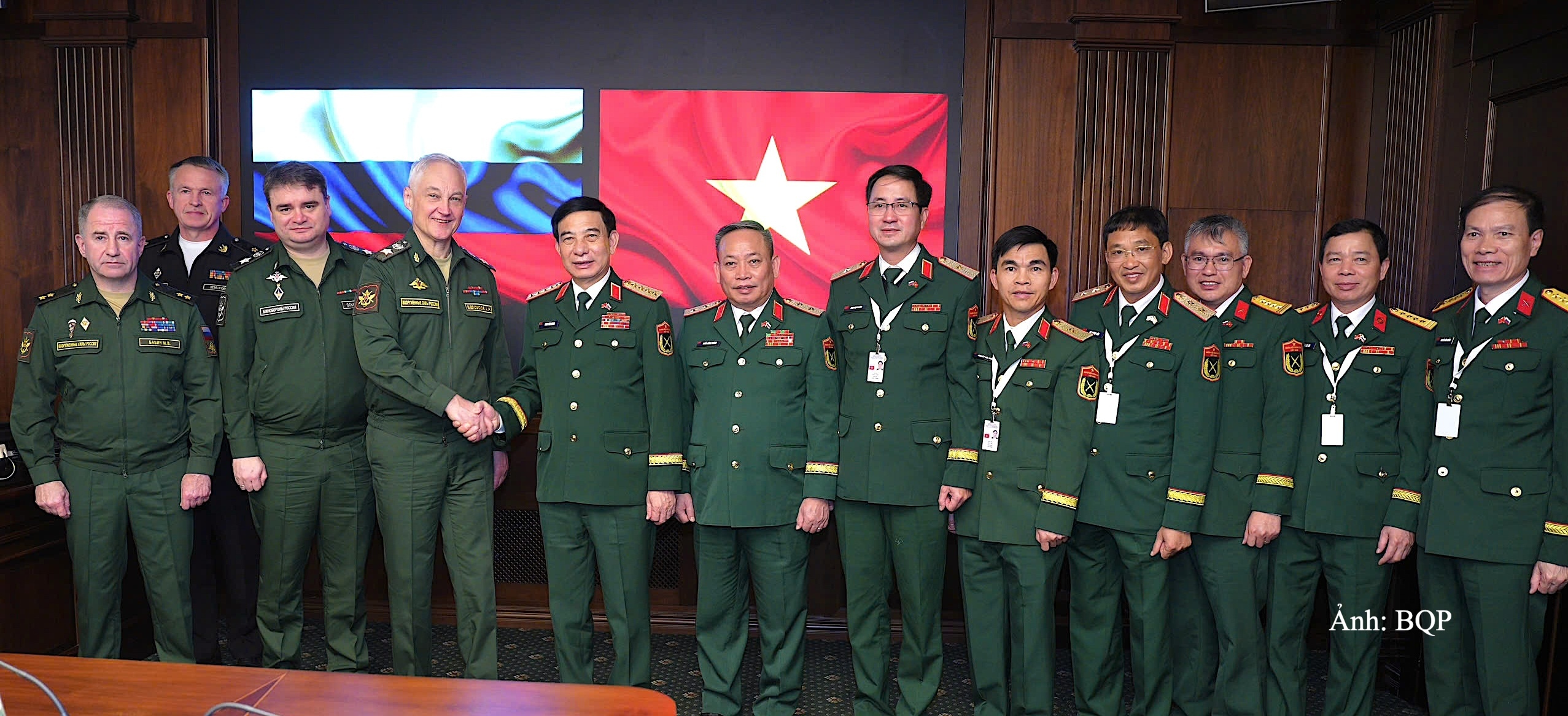 Đại tướng Phan Văn Giang và Bộ trưởng Bộ Quốc phòng Liên bang Nga Andrey Belousov cùng đại biểu hai nước tại hội kiến.