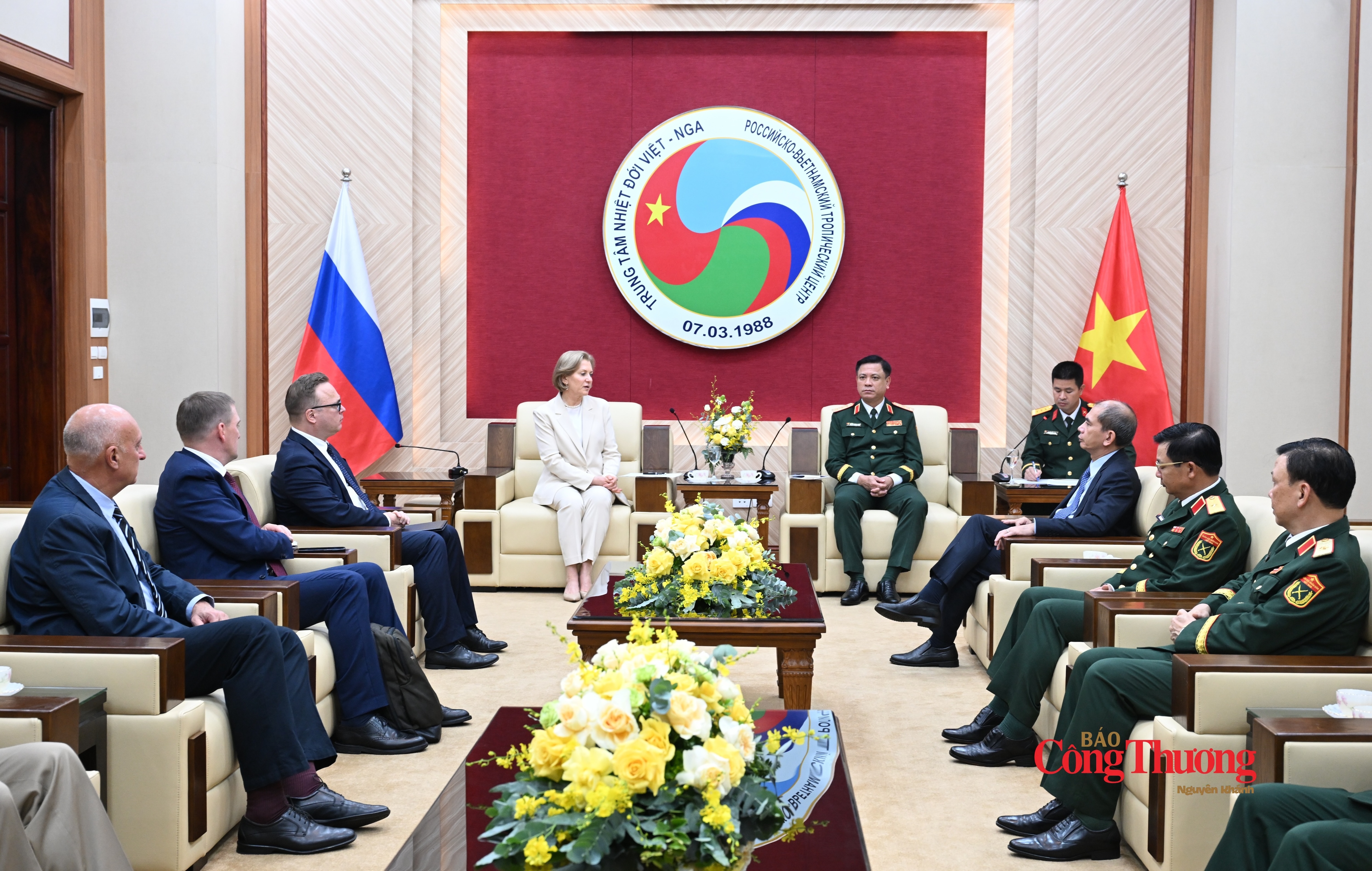 Trước lễ khánh thành, Thượng tướng Nguyễn Trường Thắng và Bà Anna Iurievna Popova, Giám đốc Cơ quan Liên bang Nga về Bảo vệ quyền lợi người tiêu dùng và an sinh con người tham dự cuộc họp hẹp giữa hai bên.