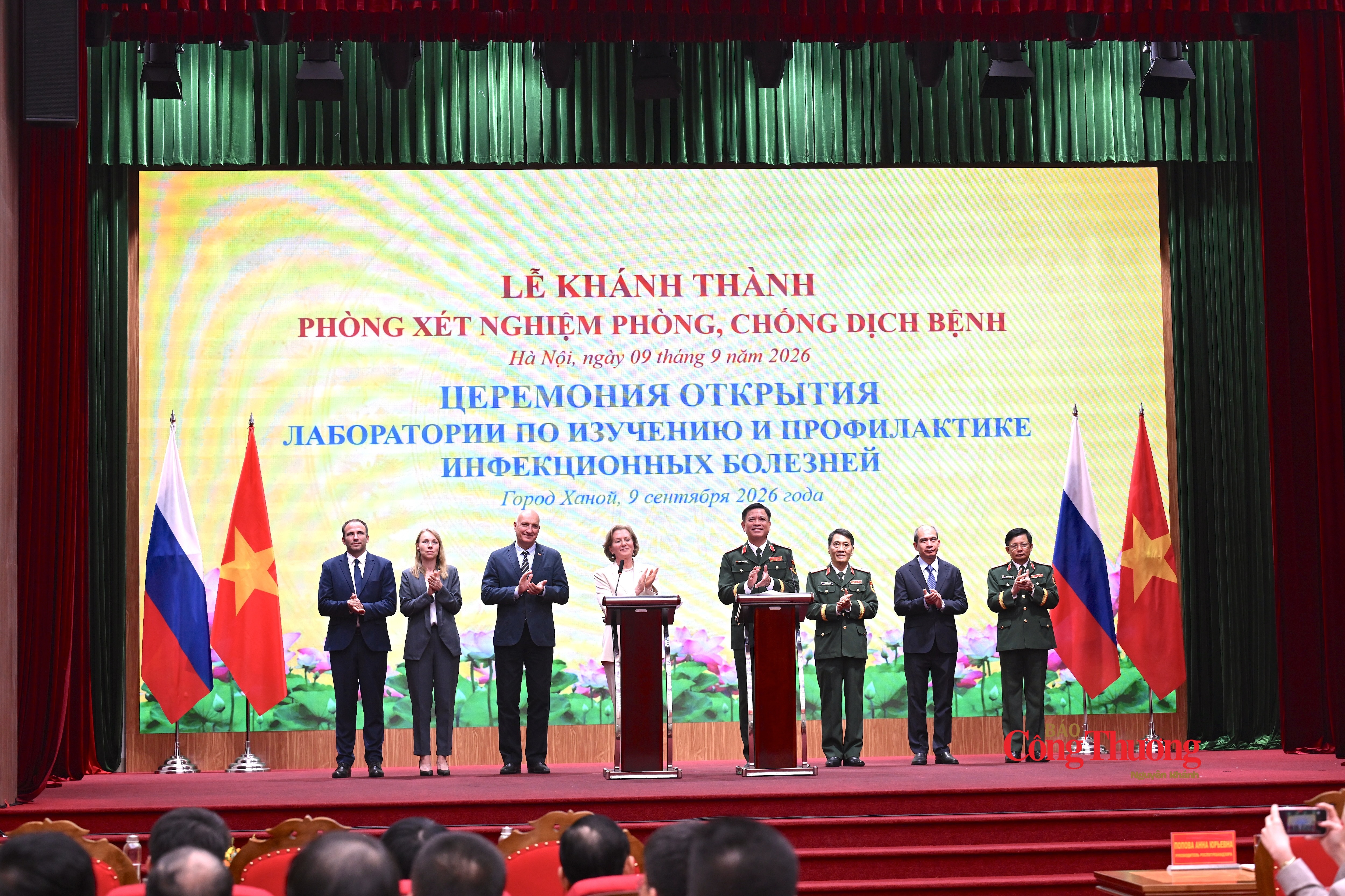 Thượng tướng Nguyễn Trường Thắng và Bà Anna Iurievna Popova, Giám đốc Cơ quan Liên bang Nga về Bảo vệ quyền lợi người tiêu dùng và an sinh con người cùng các đại biểu thực hiện nghi lễ khánh thành phòng xét nghiệm phòng, chống dịch bệnh.