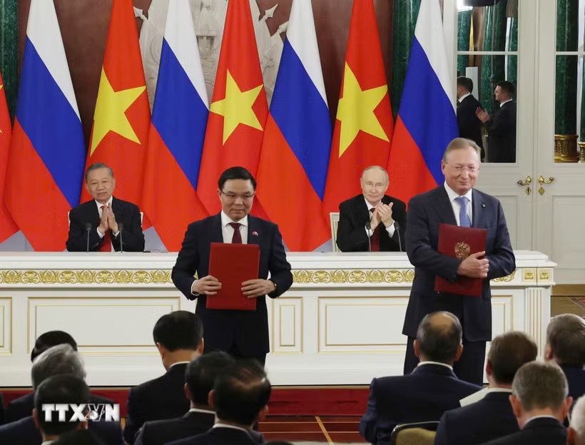 Tổng Bí thư, Chủ tịch nước Tô Lâm và Tổng thống Nga Vladimir Putin chứng kiến Lễ trao văn kiện hợp tác giữa hai nước.