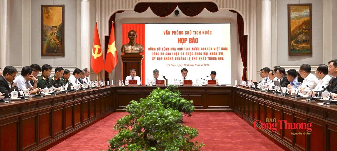 Toàn cảnh họp báo.