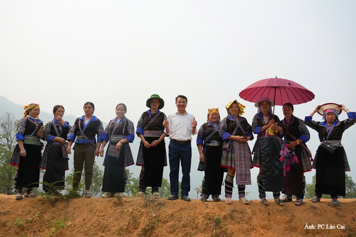 Ánh mắt đầy kỳ vọng của bà con thôn Nả Háng hướng về ngày dòng điện lưới quốc gia chính thức bừng sáng. Ảnh: PC Lào Cai
