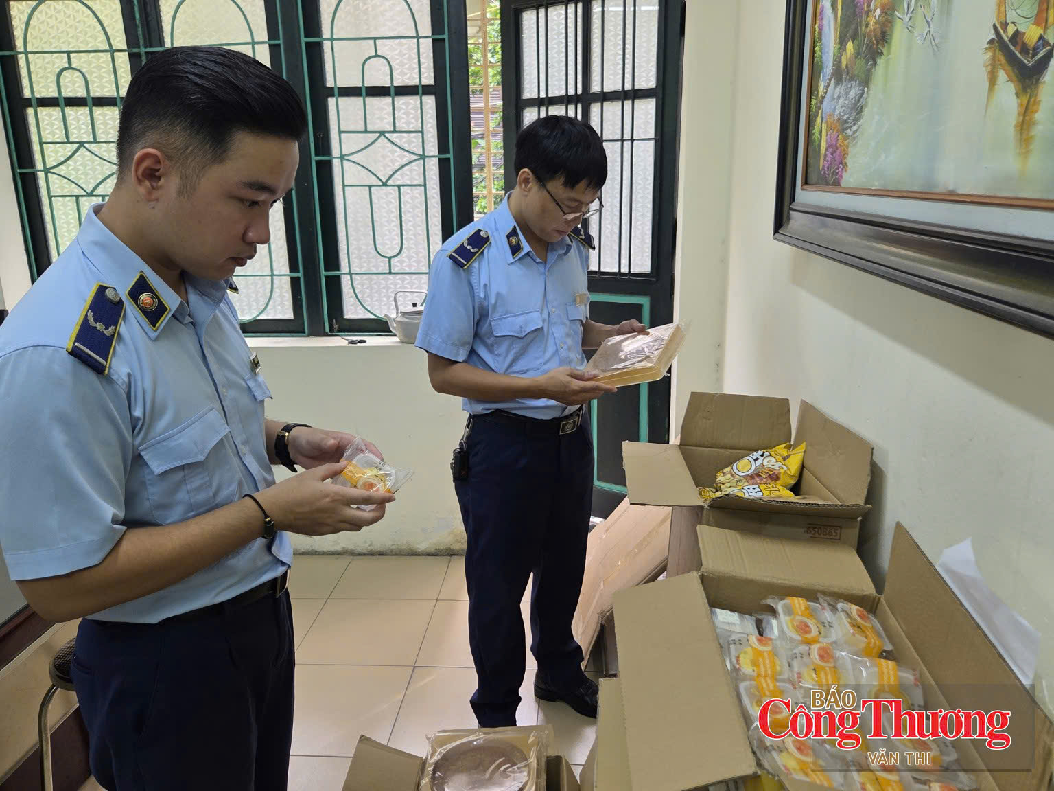 Đội Quản lý thị trường số 5 phối hợp với Công an phường Bạch Mai tạm giữ 800 cái bánh Trung thu không có hóa đơn, giấy tờ hợp pháp.