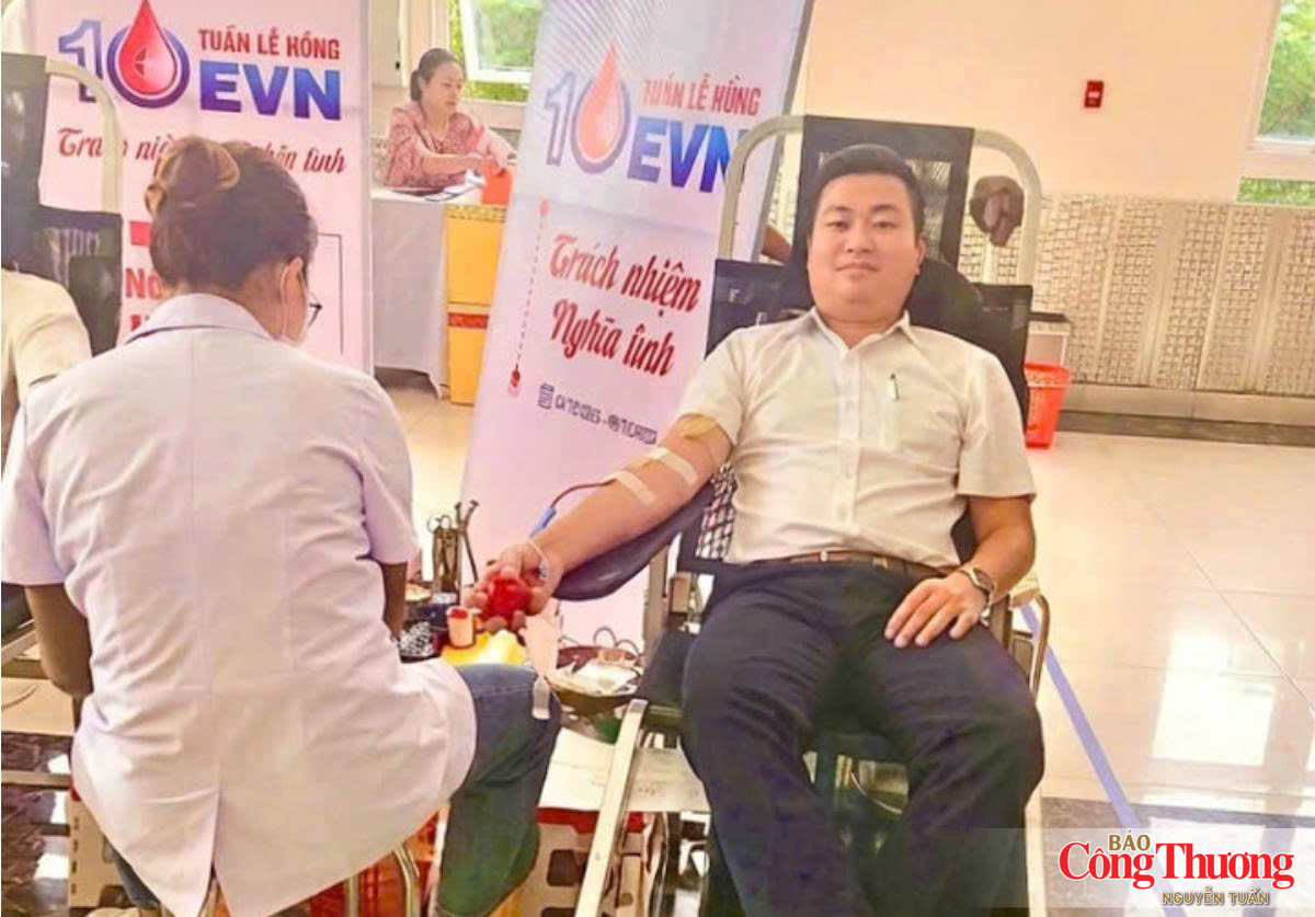 Anh Trần Hải Hướng trong lần hiến máu tại chương trình "Tuần lễ hồng" do EVN phát động.