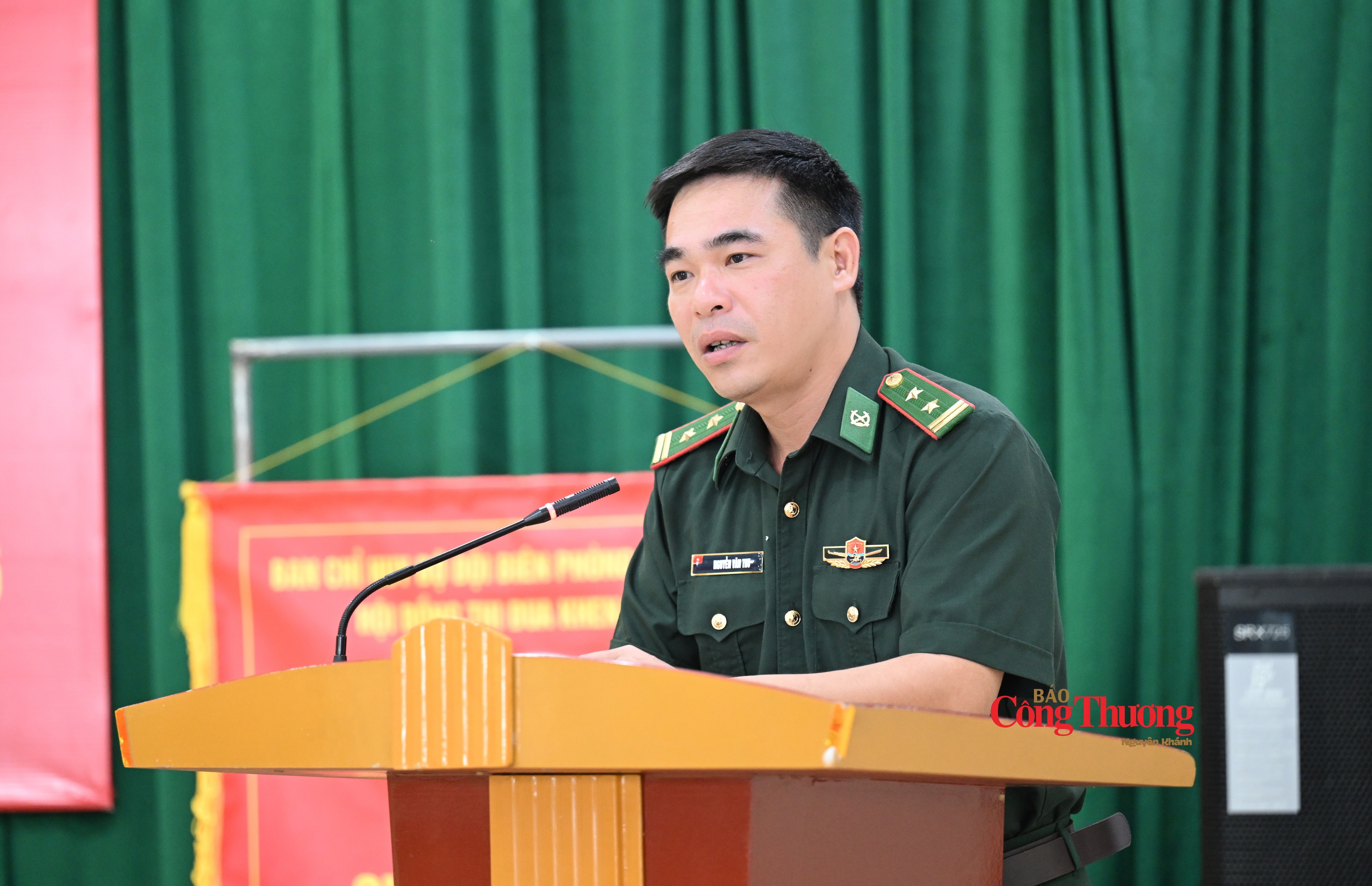 Trung tá Nguyễn Văn Thu Đồn trưởng đồn Biên phòng Sin Suối Hồ phát biểu tại hội nghị.