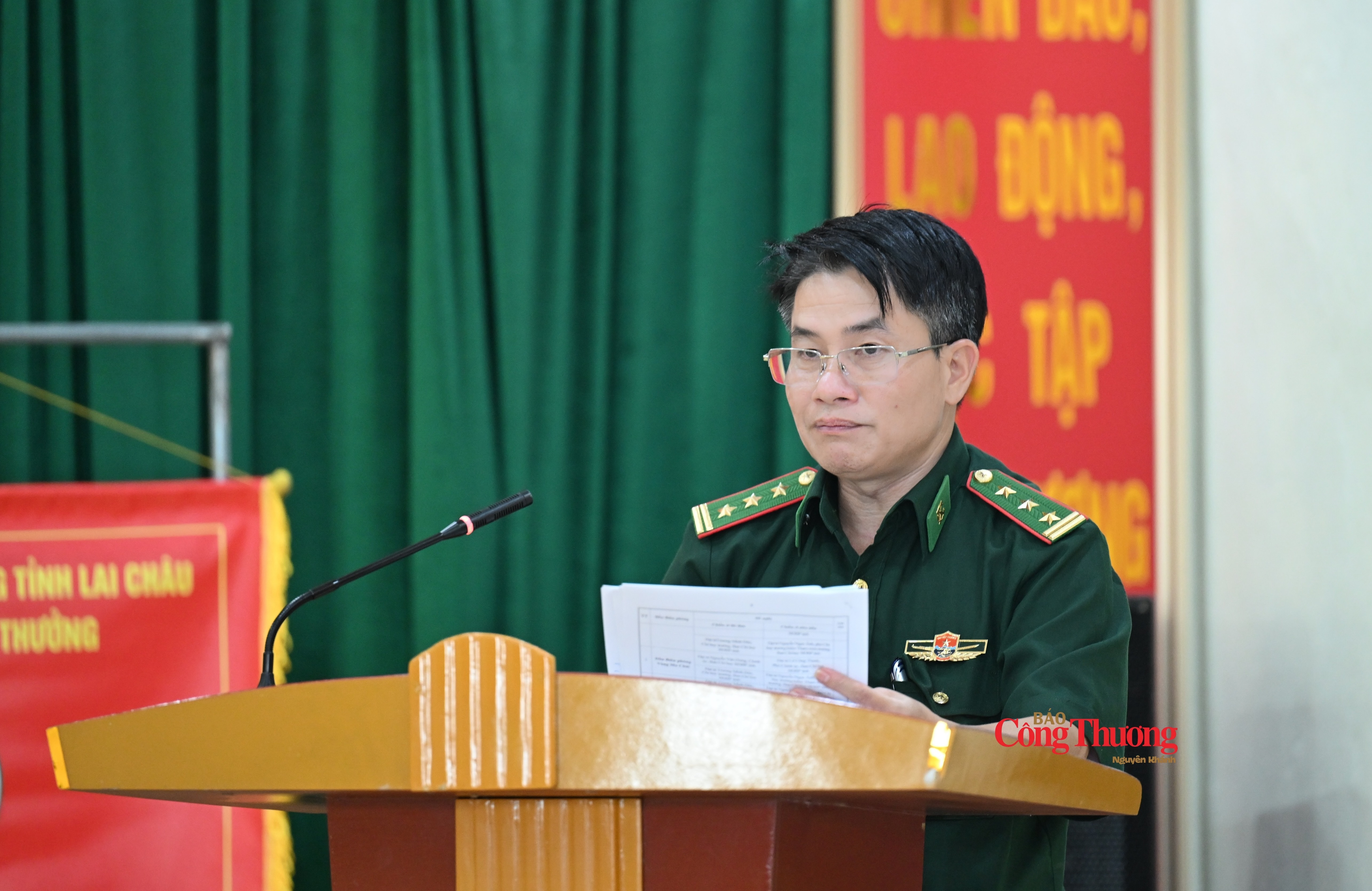 Thượng tá Hà Đức Long, Bí thư Đảng ủy, Chính trị viên Đồn Biên phòng Dào San phát biểu tại hội nghị.