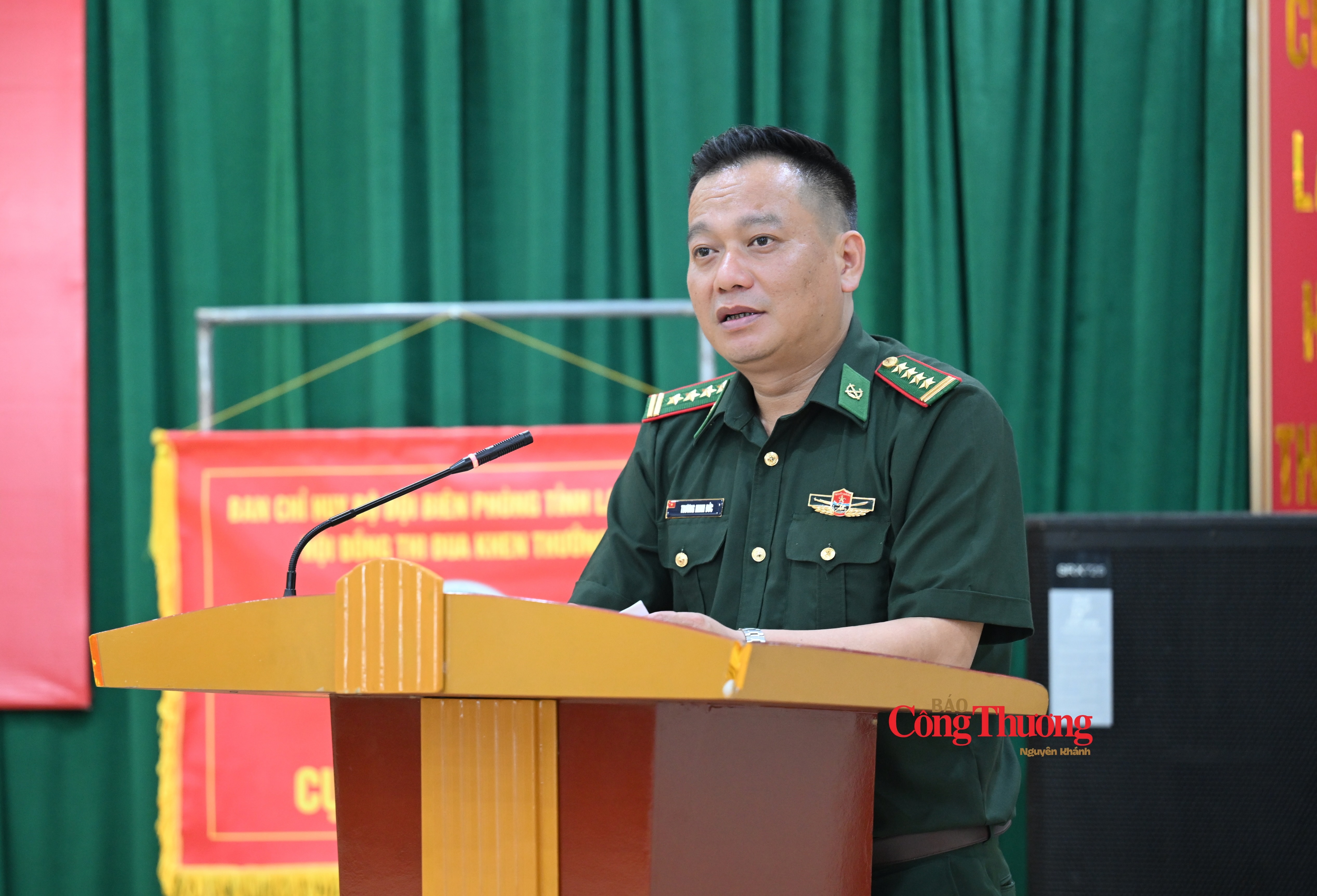 Đại tá Trương Minh Đức, Phó Chủ tịch Hội đồng thi đua khen thưởng Bộ đội Biên phòng tỉnh, Chỉ huy trưởng BĐBP tỉnh Lai Châu phát biểu chỉ đạo tại hội nghị.