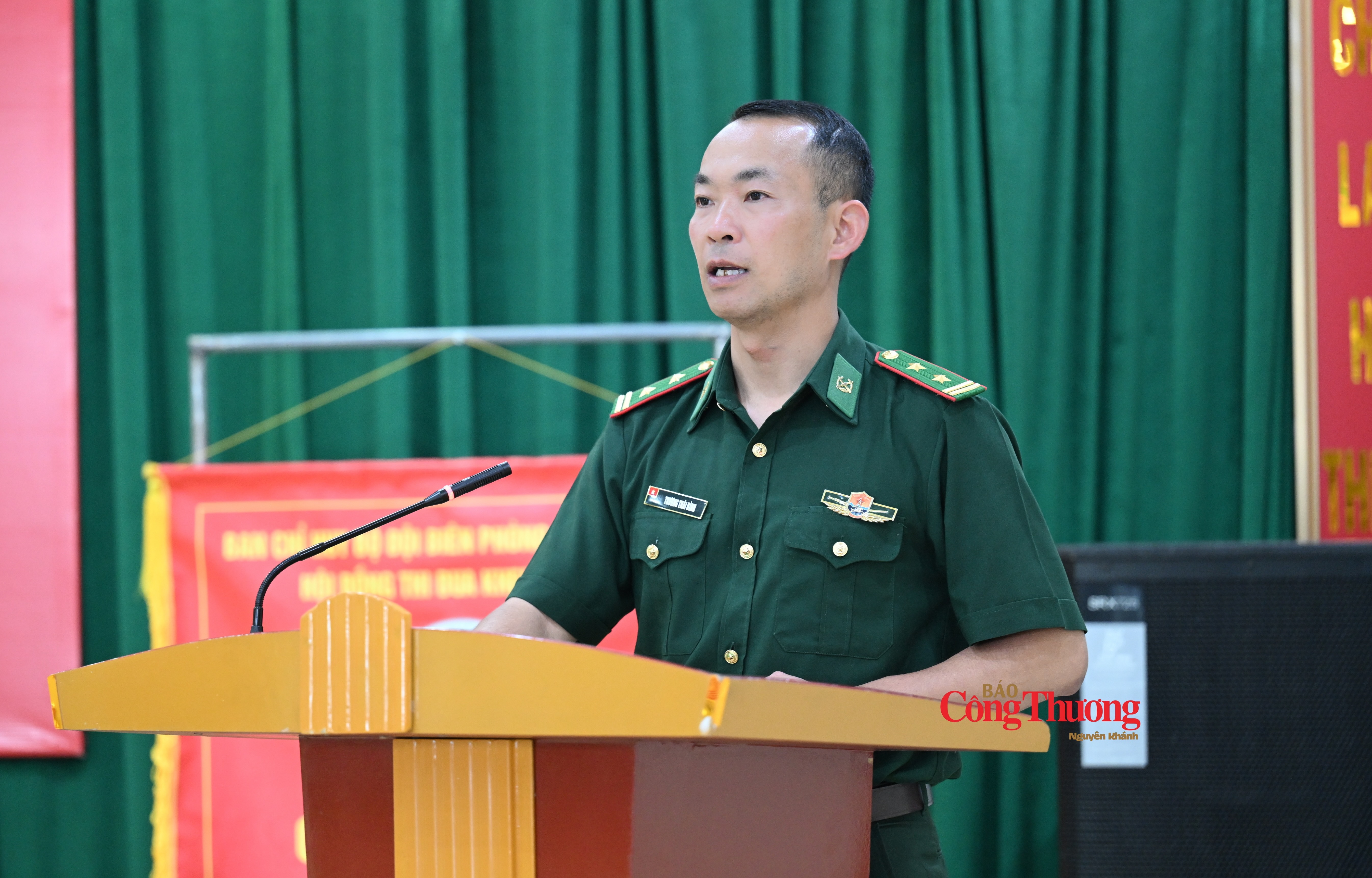 Trung tá Trương Thái Bình Đồn trưởng Biên phòng Vàng Ma Chải phát biểu tại hội nghị.