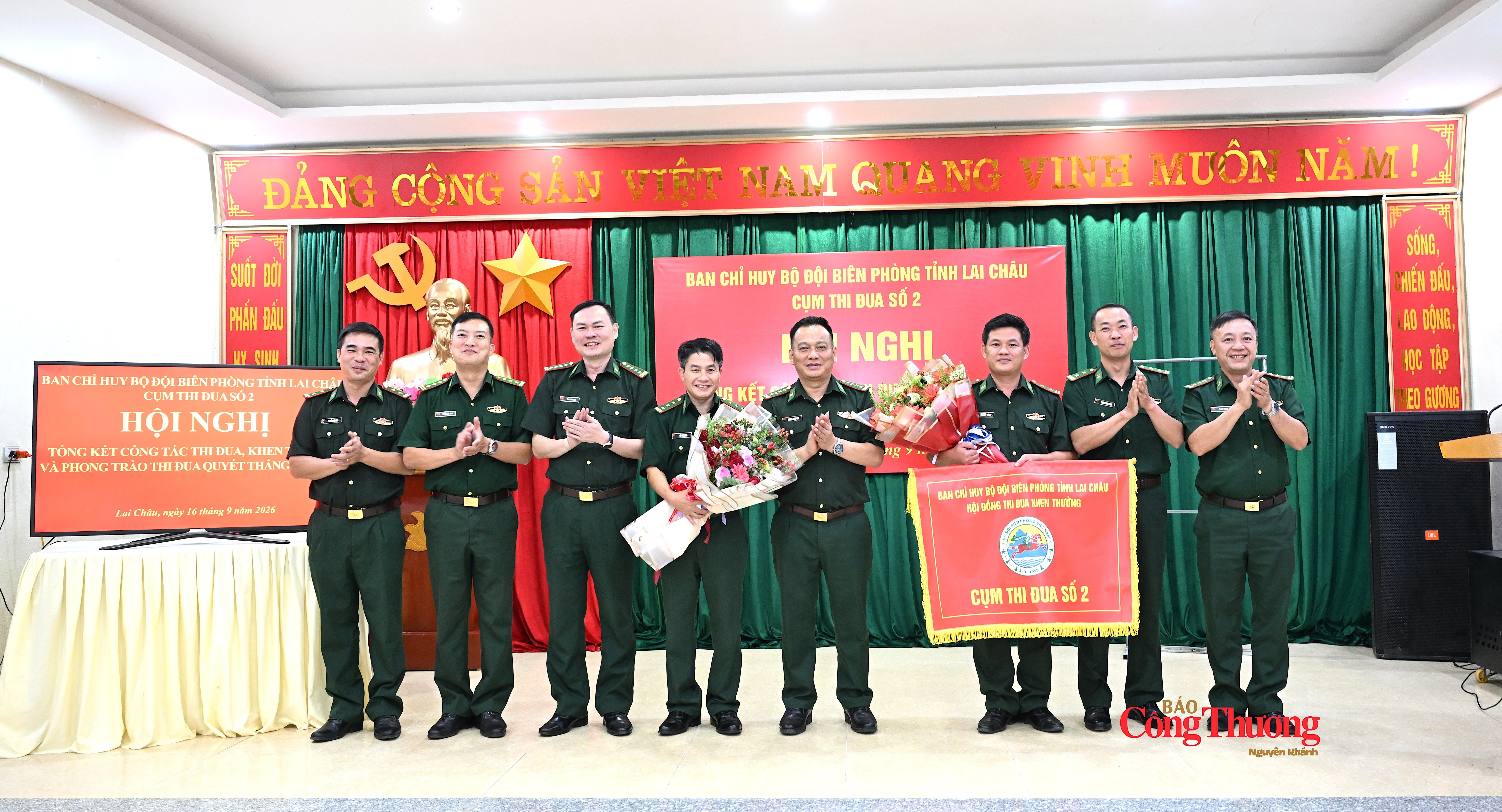 Đại tá Trương Minh Đức, Đại tá Mai Thăng Long tặng hoa đồn Dào San hoàn thành nhiệm vụ và chúc mừng đồn Sì Lờ Lầu tiếp nhận vai trò Cụm trưởng năm 2027.