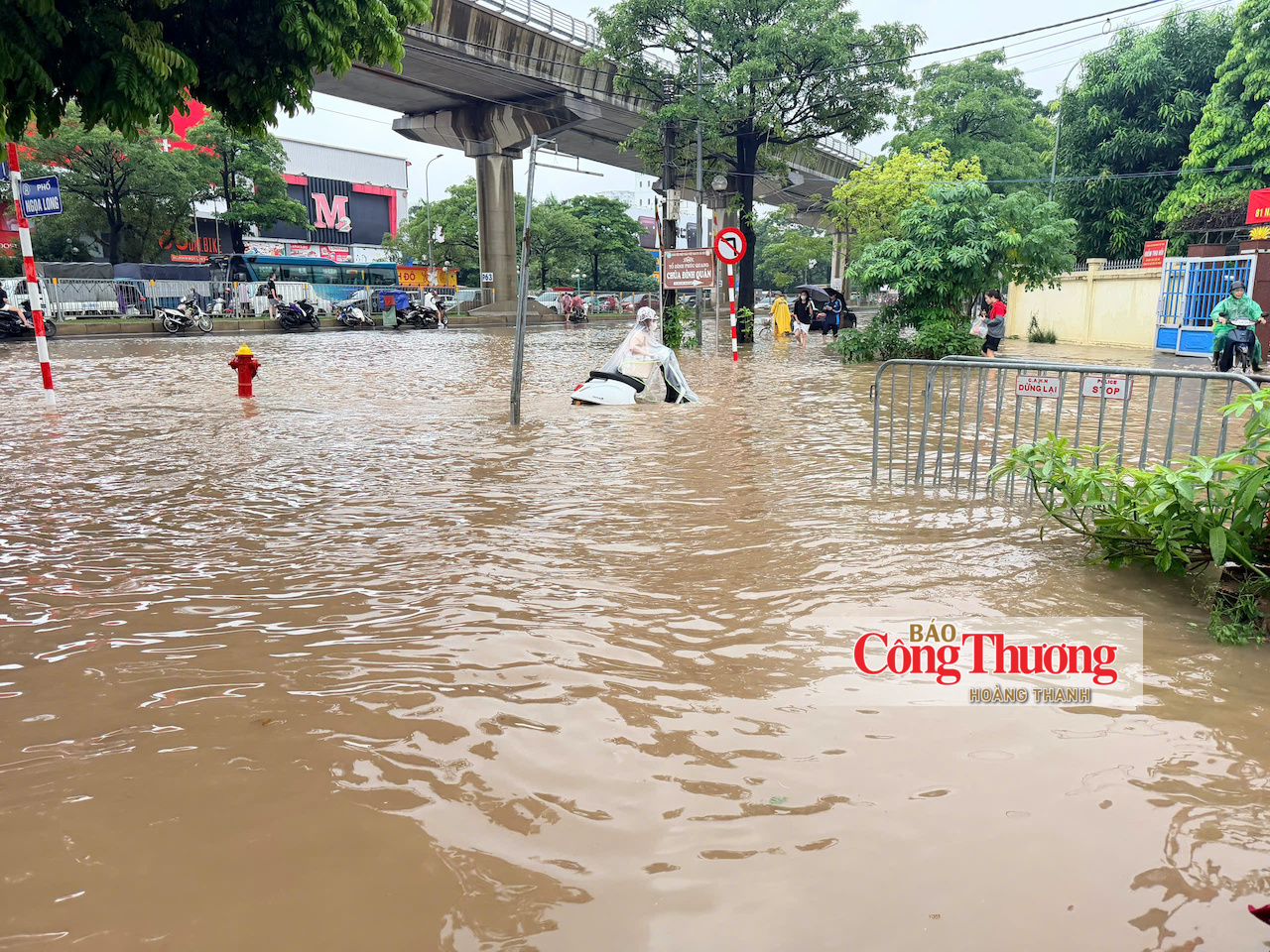 Hà Nội: Mưa lớn kéo dài, người dân vất vả lội nước đi làm