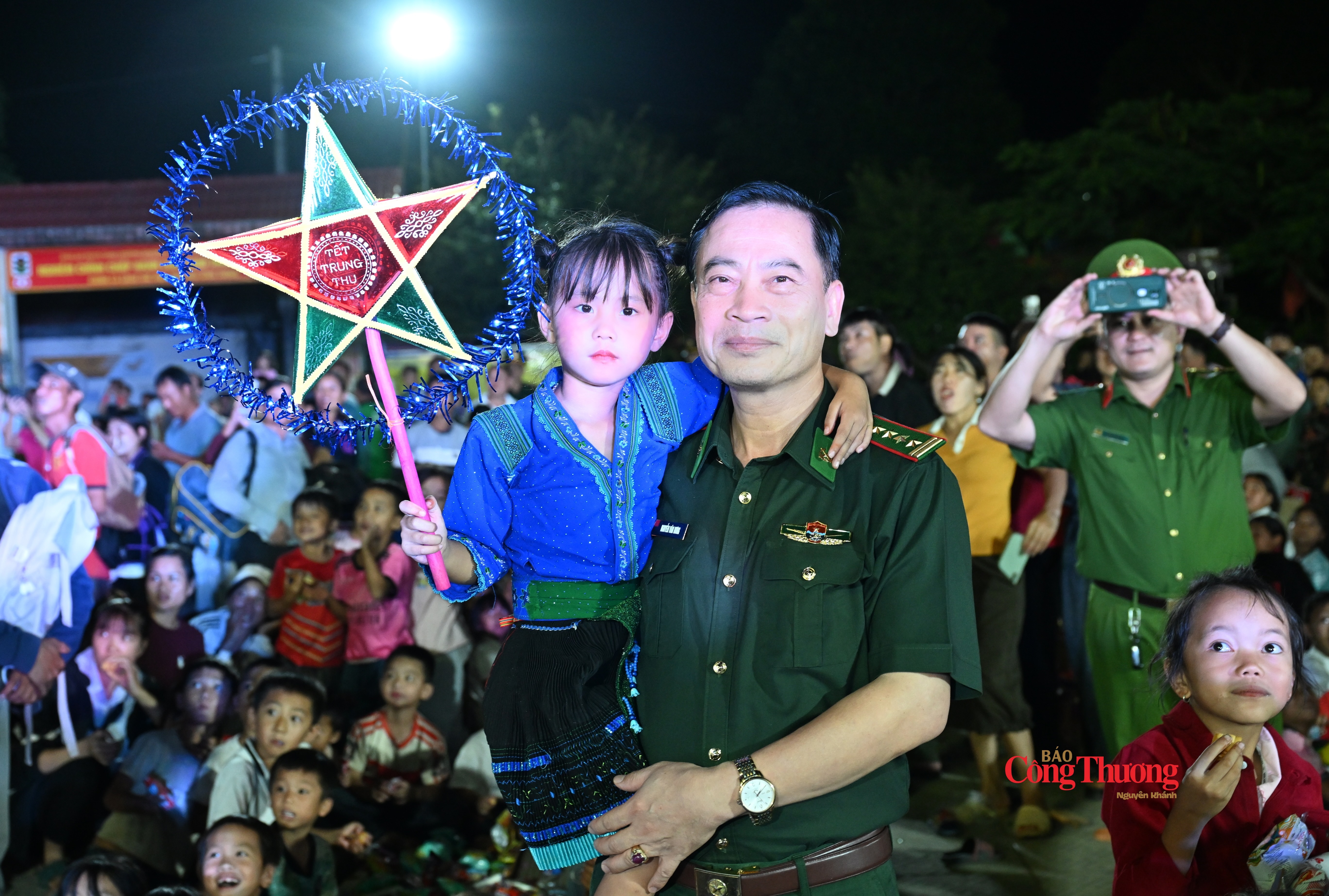 Đại tá Nguyễn Văn Hưng, Chính ủy Ban Chỉ huy BĐBP chung vui Trung thu cùng các em nhỏ.