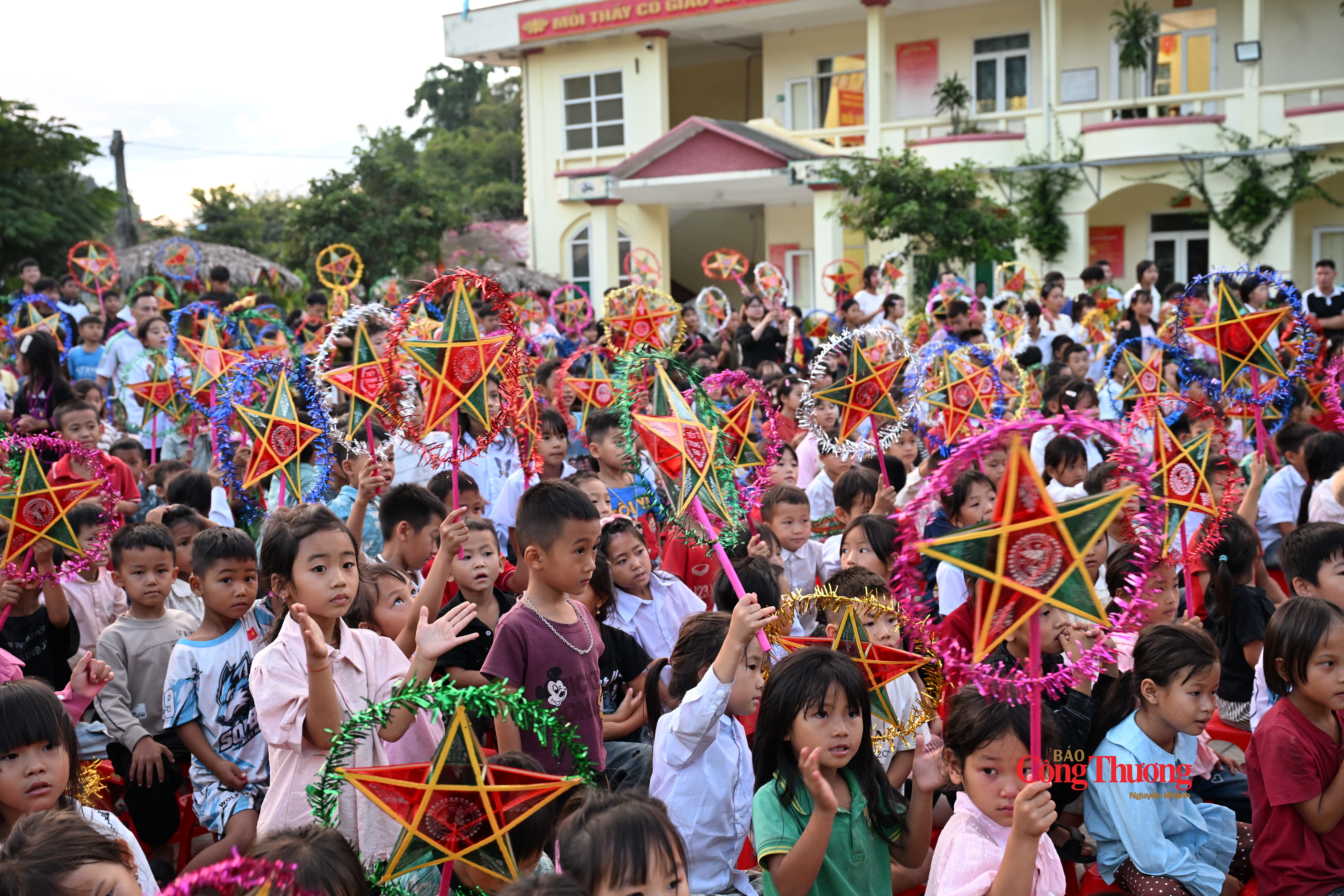 Ngay từ đầu giờ chiều, sân trường Phổ thông Dân tộc bán trú Tiểu học và Trung học cơ sở Huổi Luông đã rộn ràng cờ hoa, ánh đèn lồng và sự háo hức của các em nhỏ.