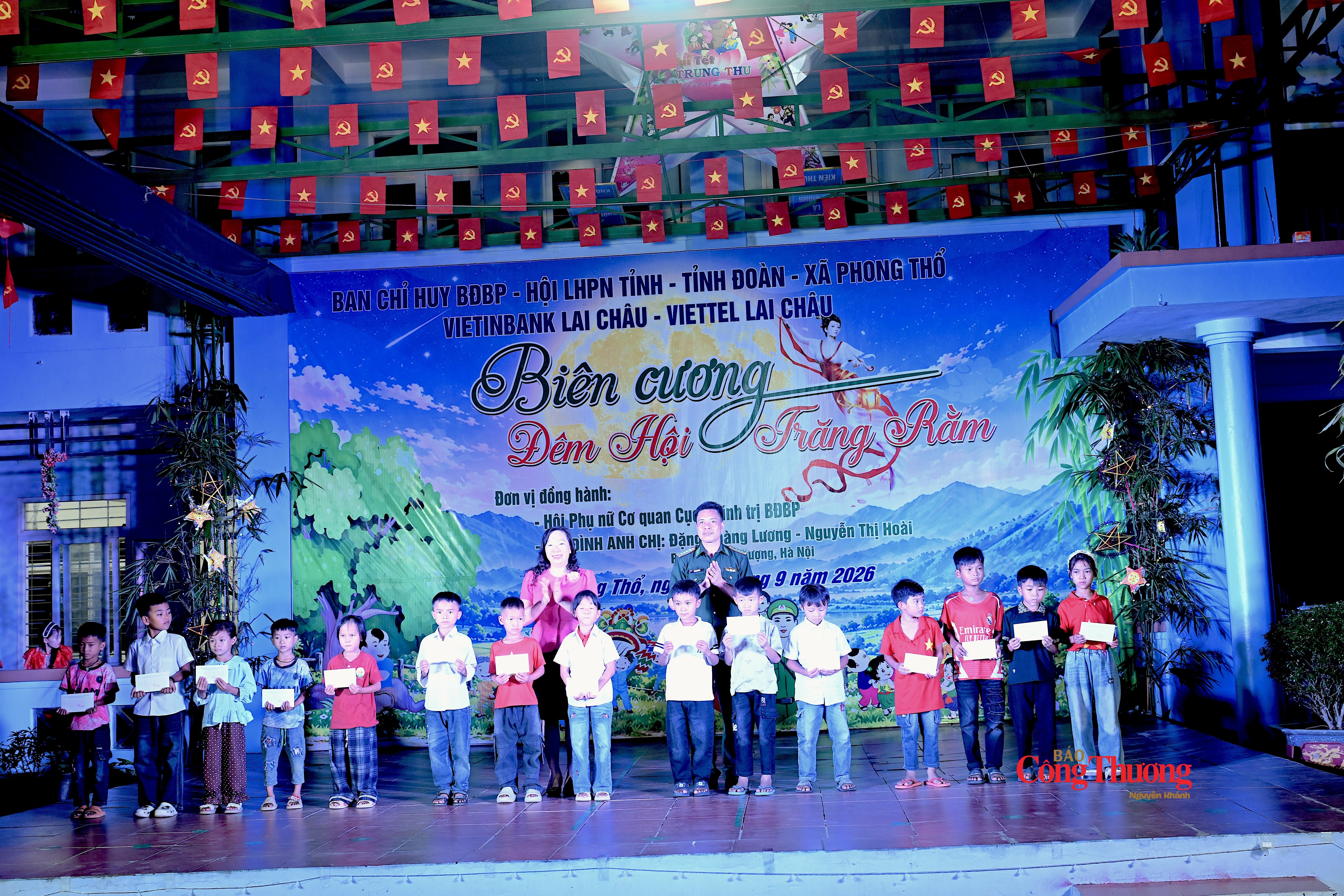 Đại tá Lê Công Thành, Phó Chính ủy BĐBP tỉnh và bà Ngô Thị Bích Hạnh, Chủ tịch Hội Liên hiệp Phụ nữ tỉnh Lai Châu  trao tặng quà cho các cháu có thành tích cao trong học tập.