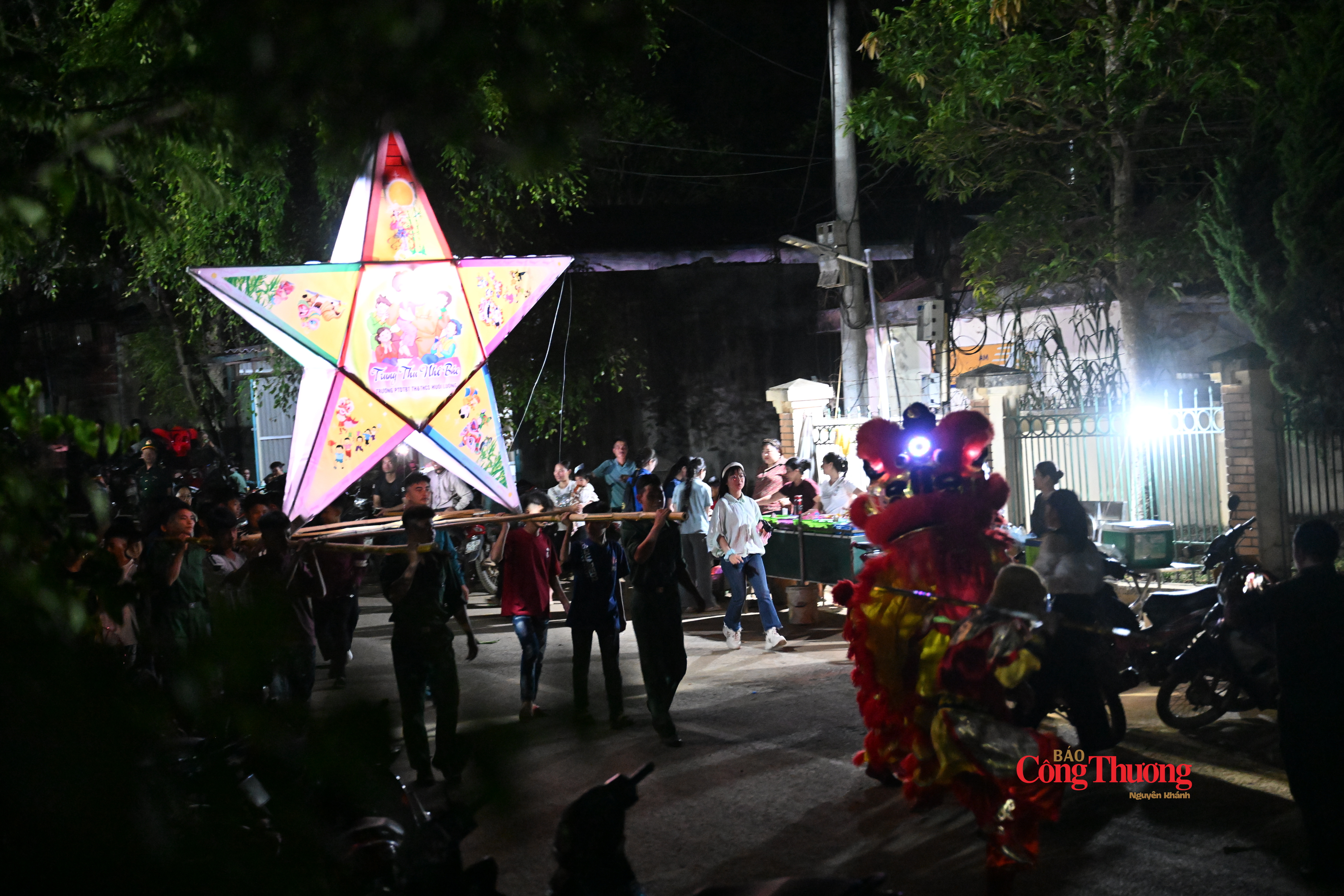 Rước đèn Trung thu lên phố.