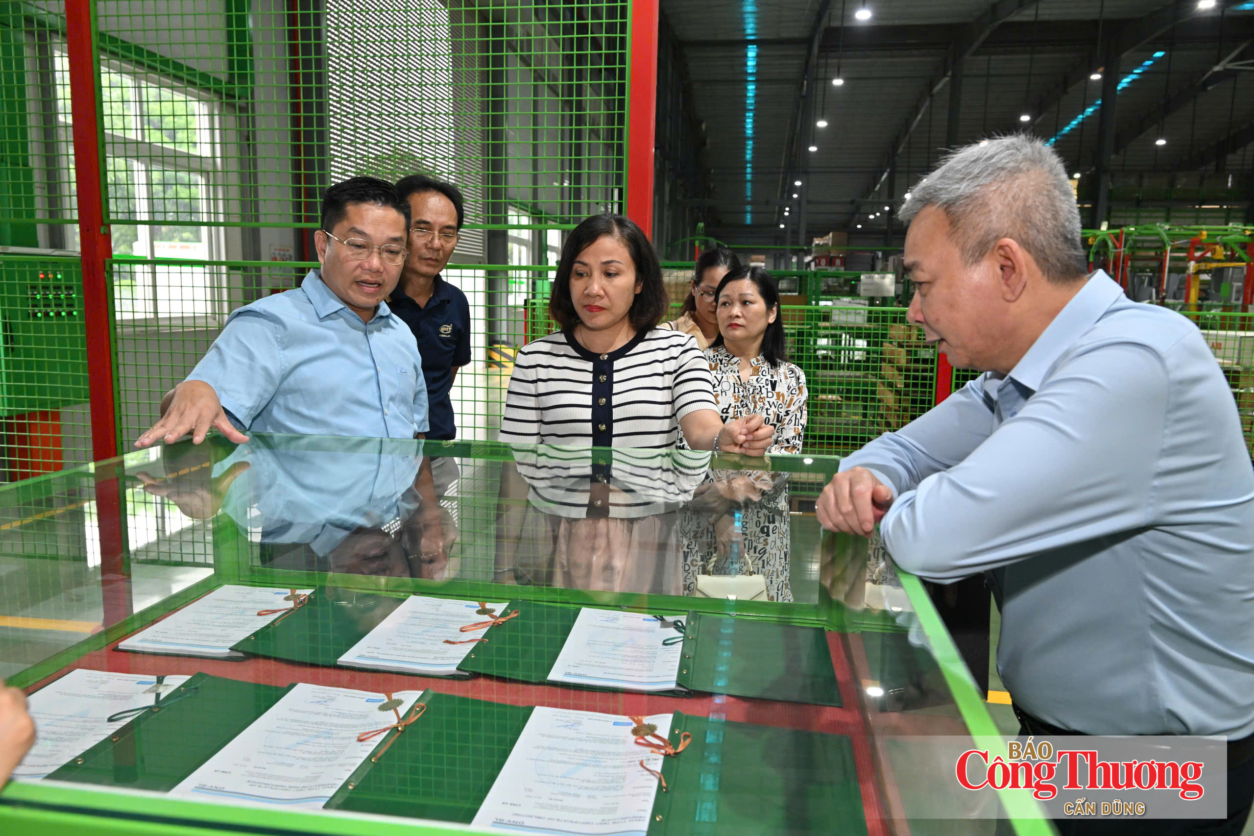 Đoàn công tác tham quan nhà máy sản xuất tại Công ty CP Kỹ thuật Công nghiệp Á Châu.