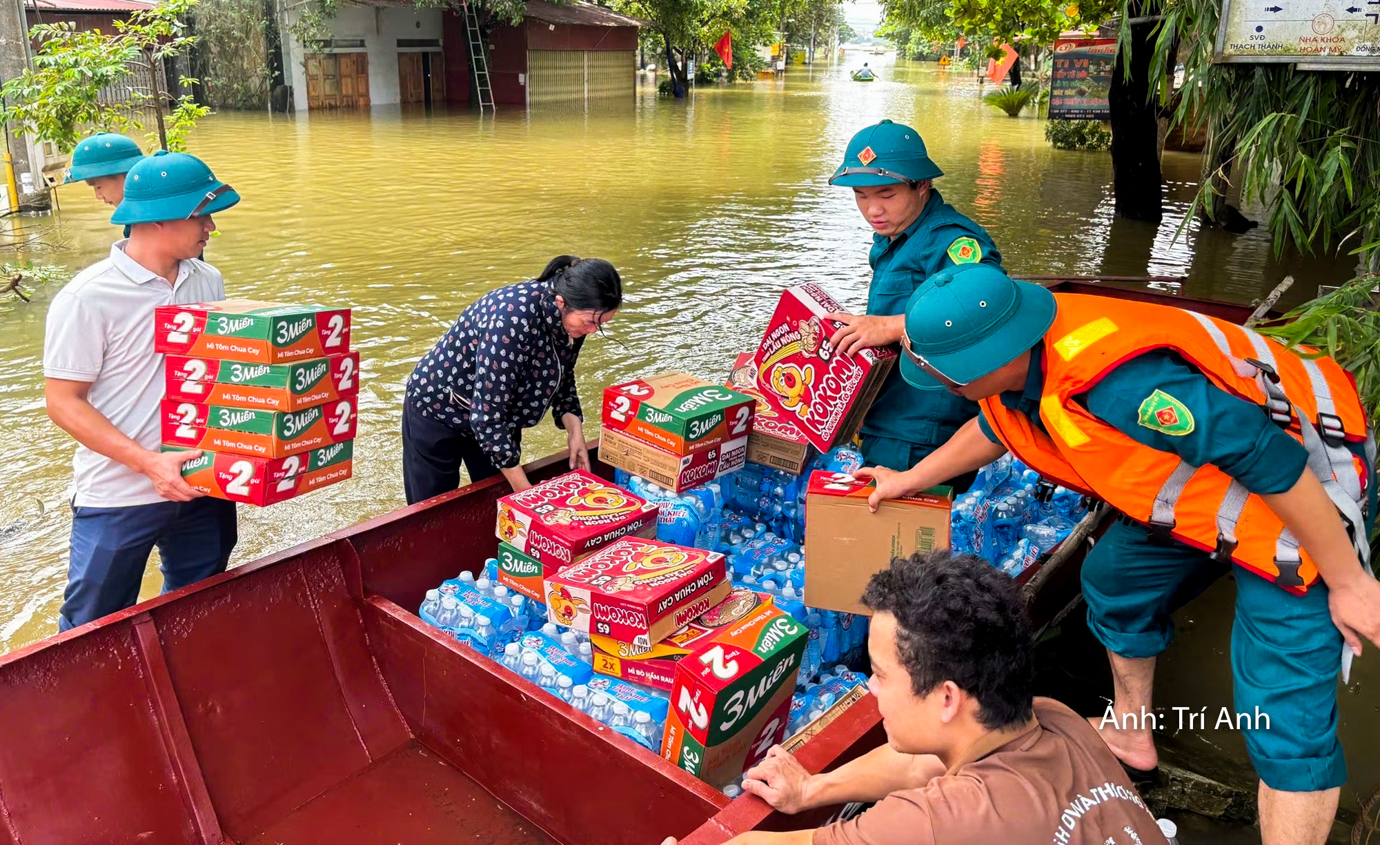 Người dân chung tay tiếp tế vùng lũ Thanh Hóa