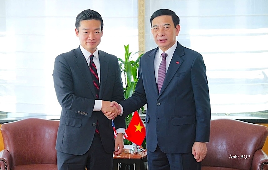 Đại tướng Phan Văn Giang, Ủy viên Bộ Chính trị, Phó Bí thư Quân ủy Trung ương, Phó Thủ tướng Chính phủ, Bộ trưởng Bộ Quốc phòng tiếp xã giao Trợ lý Bộ trưởng Bộ Chiến tranh Hoa Kỳ John Noh.