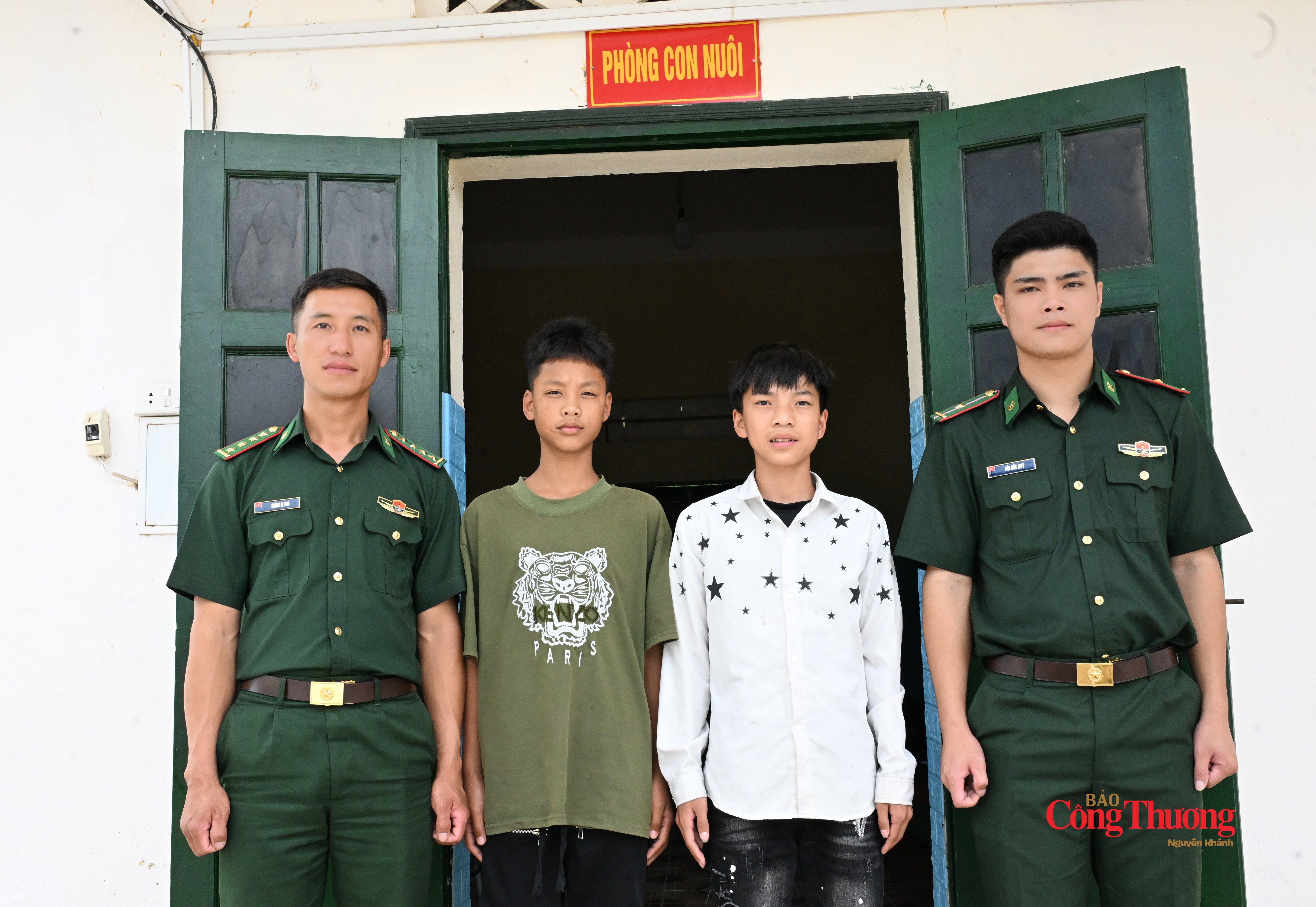 Những "người cha nuôi" mang quân hàm xanh bên các con nuôi của Đồn Biên phòng Sì Lờ Lầu.