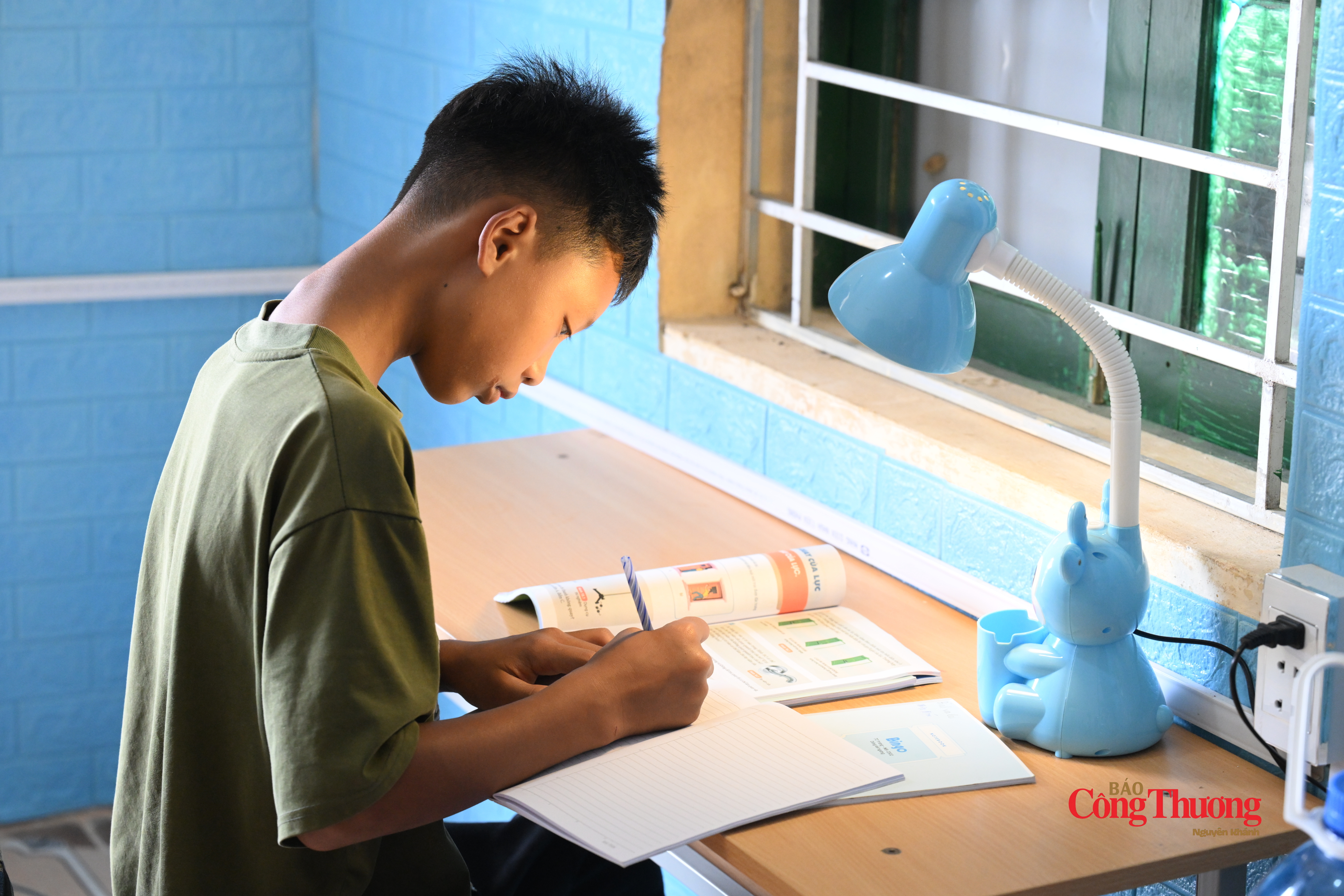 Em Lò Văn Bình sinh năm 2013, học sinh lớp 8 A3 Trường THCS Sì Lở Lầu, bản Mới, xã Sì Lở Lầu, hiện đang sống cùng các bố nuôi "quân hàm xanh" tại Đồn Sì Lờ Lầu.