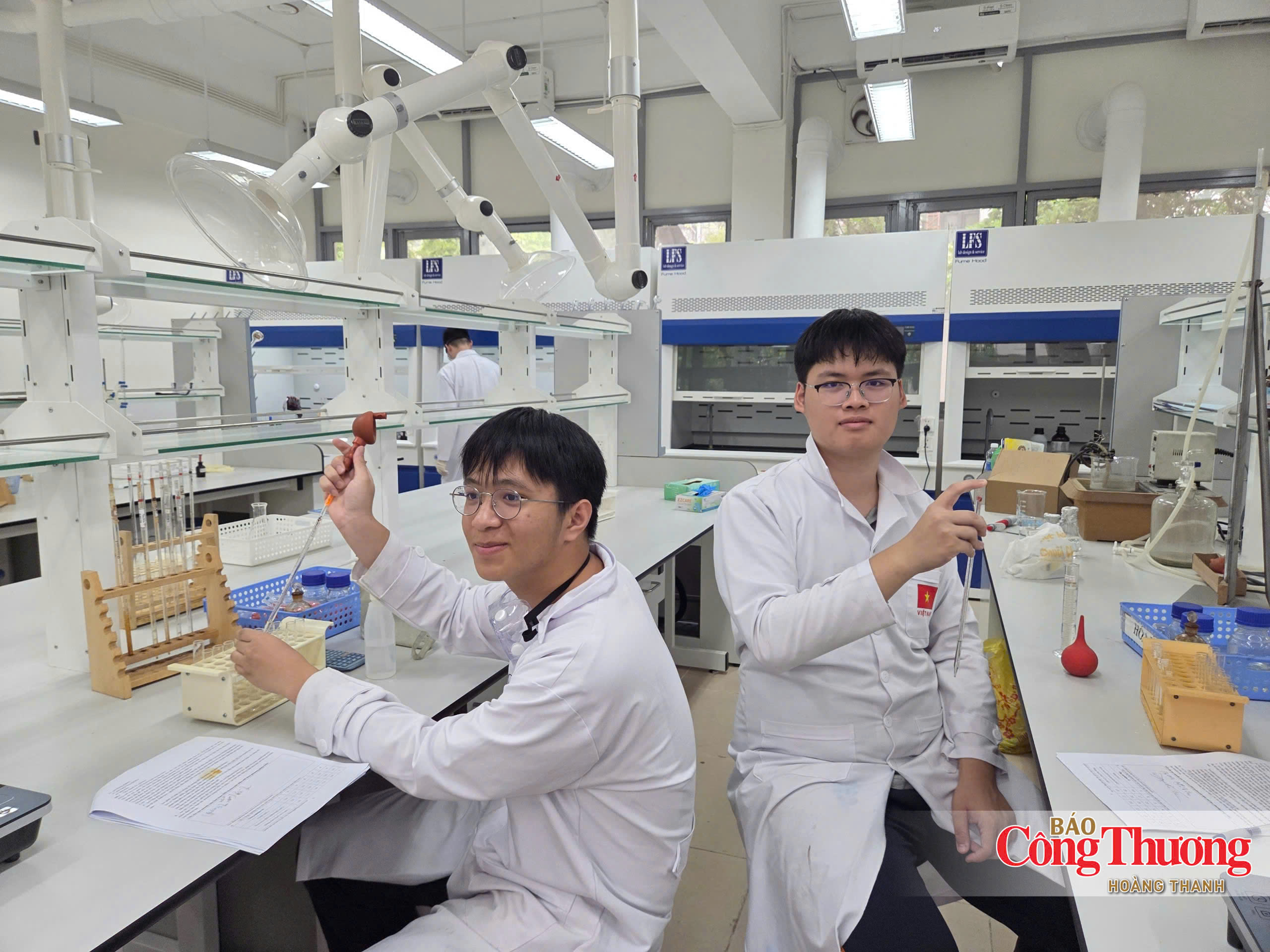 Học sinh trong đội tuyển Olympic hóa học tại phòng thực hành.