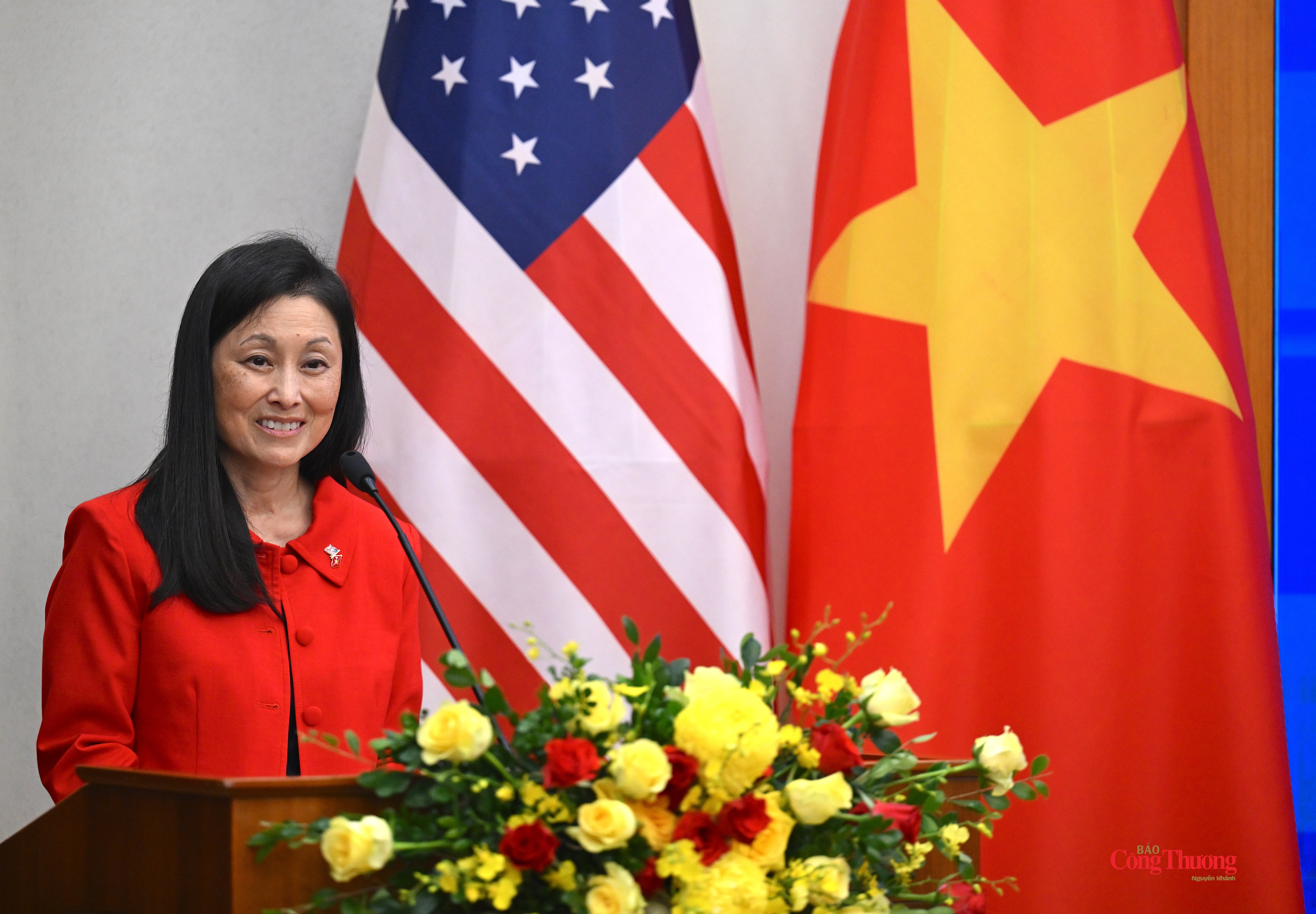 Bà Jennifer Wicks, Đại sứ đặc mệnh toàn quyền Hoa Kỳ tại Việt Nam phát biểu tại lễ ký.