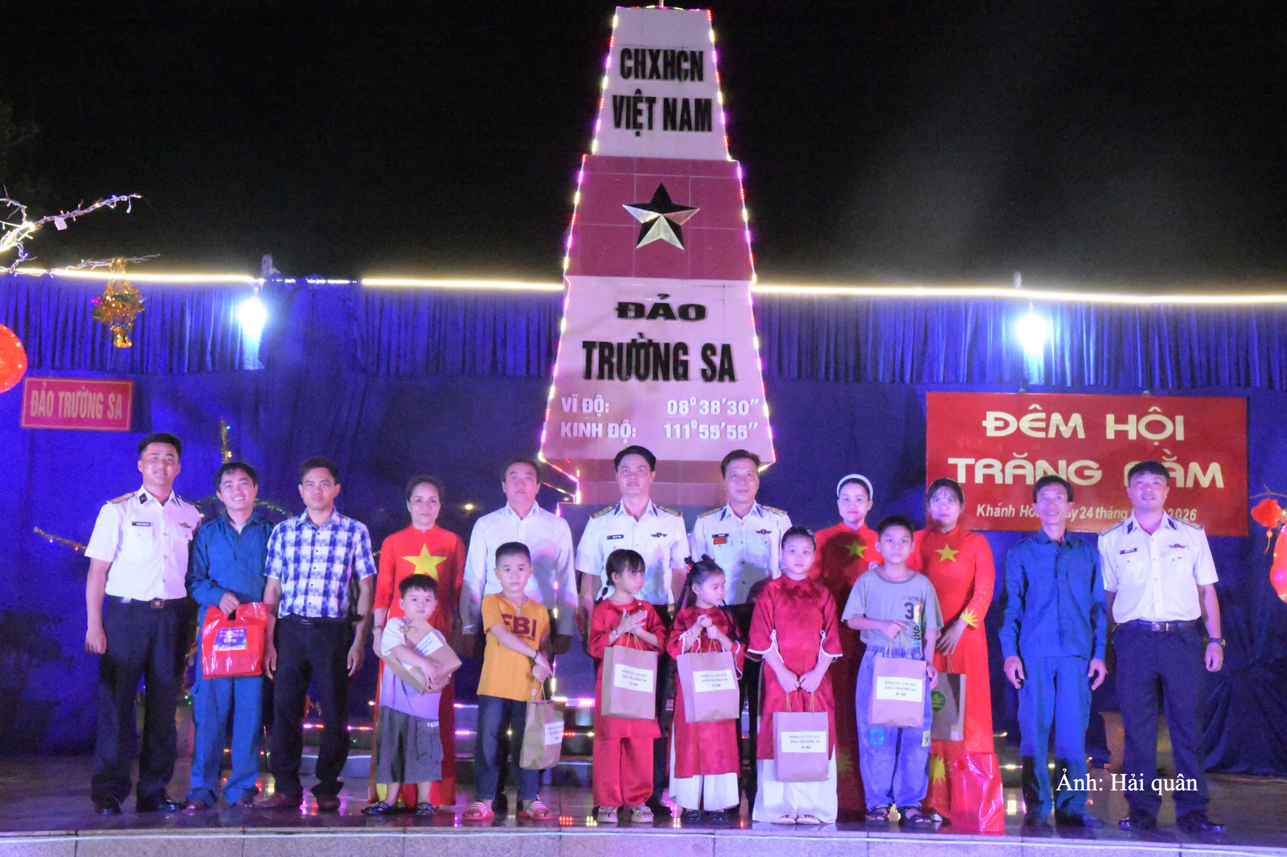 Chỉ huy các đảo trao quà Trung thu của UBND Đặc khu Trường Sa tặng các cháu thiếu nhi.