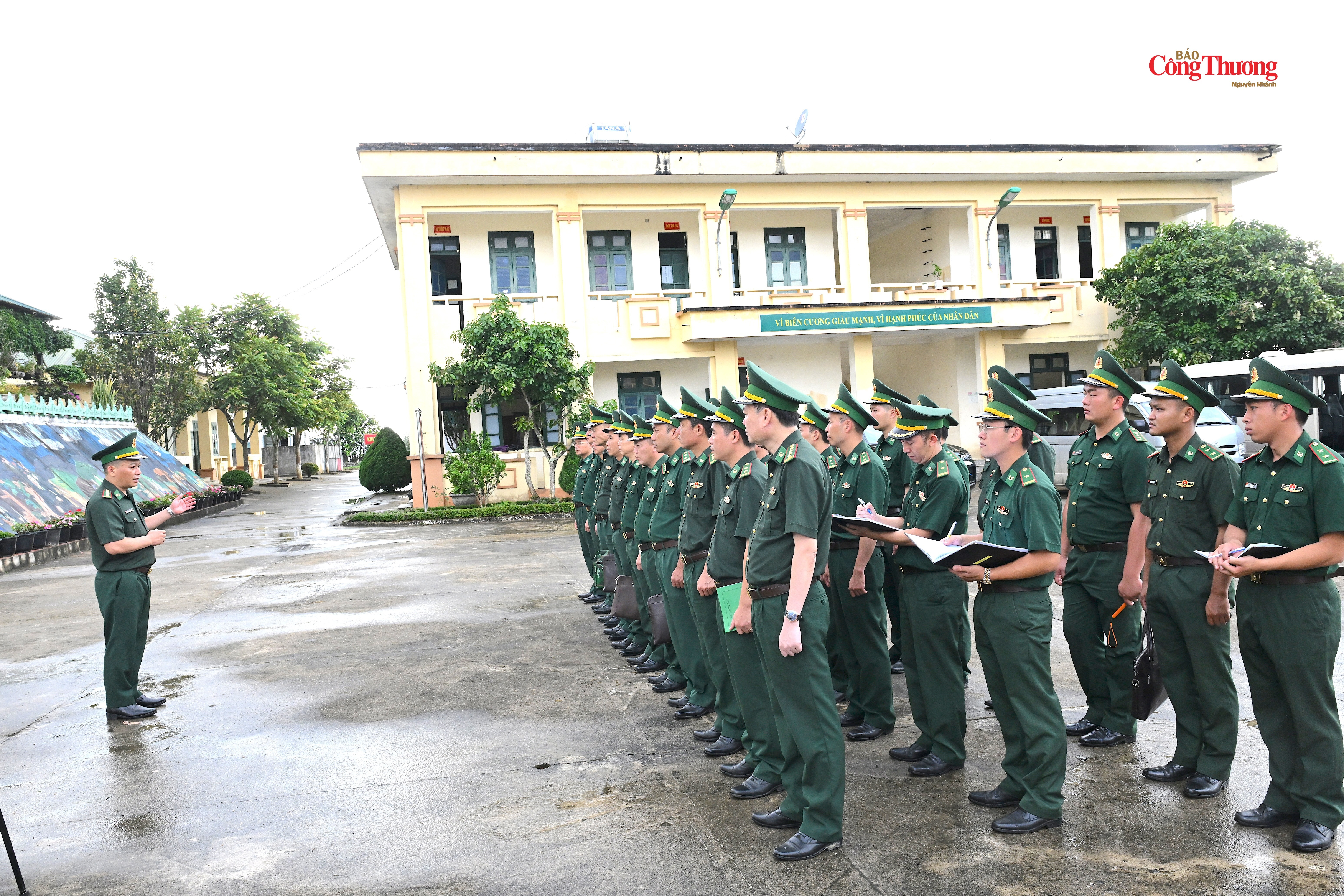 Đại tá Trương Minh Đức, Chỉ huy trưởng, Ban Chỉ huy Bộ đội Biên phòng Lai Châu quán triệt công tác thực hiện nhiệm vụ đối với chỉ huy của 13 Đồn trong chuyến kiểm tra thực tế tại Đồn Sin Suối Hồ.