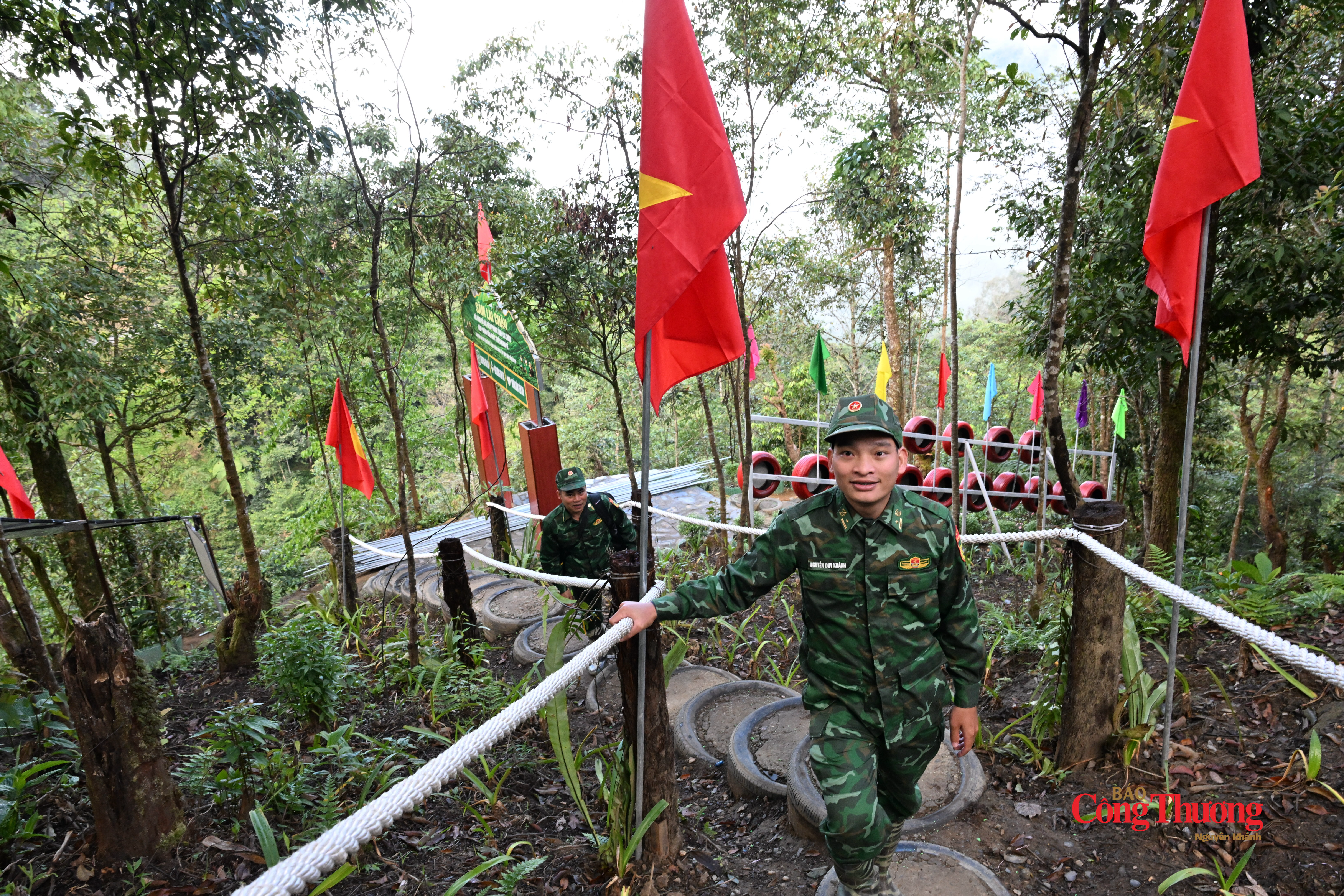 Thiếu tá Nguyễn Duy Khánh, Chính trị viên phó Đồn Biên phòng Vàng Ma Chải tại vườn sâm, bản Ngài Thầu, xã Sì Lở Lầu, tỉnh Lai Châu.