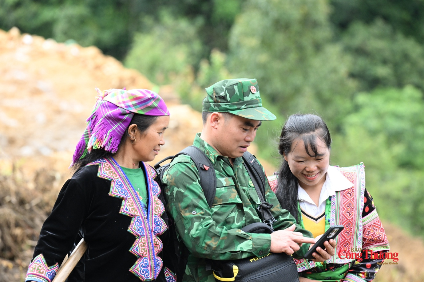 Trung tá Chu Nhật Thành, nhân viên vận động quần chúng, Đồn biên phòng Ka Lăng, Bộ đội Biên phòng tỉnh Lai Châu hướng dẫn chị Sùng Thị Mỉ và bà Lý Thị Dở cách sử dụng điện thoại thông minh và Internet an toàn.