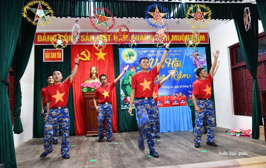 Tiết mục văn nghệ do các cháu thiếu nhi và các chiến sĩ của đảo Sinh Tồn biểu diễn.