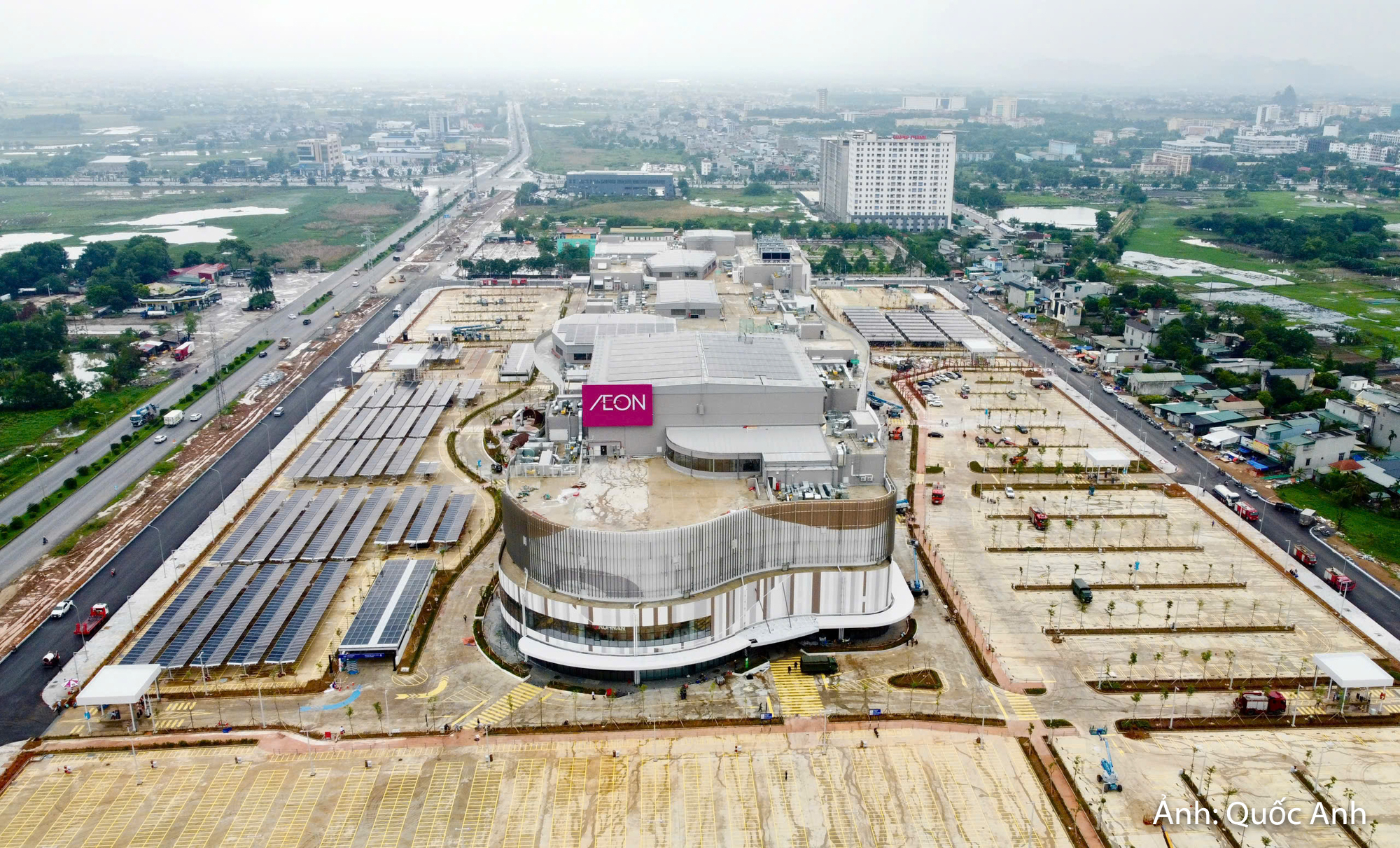 Những ngày cuối tháng 9, tại công trường AEON MALL Thanh Hóa, không khí thi công, hoàn thiện diễn ra khẩn trương. Nhiều hạng mục từ cảnh quan, khu vực bên ngoài, không gian mua sắm đến các khu dịch vụ đang được hoàn thiện để chuẩn bị cho thời điểm trung tâm chính thức mở cửa.