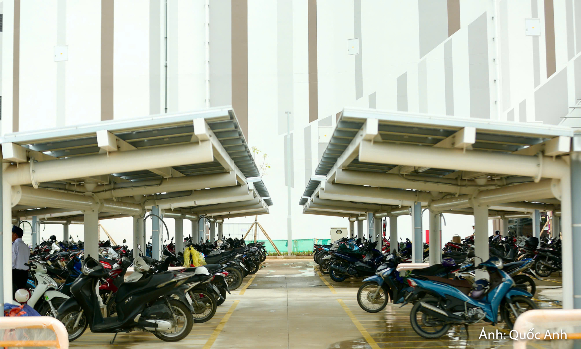 Hệ thống pin được bố trí trên mái khu vực để xe cũng tận dụng hiệu quả phần diện tích vốn khó khai thác cho các hoạt động kinh doanh. Đây là giải pháp phù hợp với xu hướng phát triển các công trình thương mại theo hướng tiết kiệm năng lượng và giảm tác động tới môi trường.