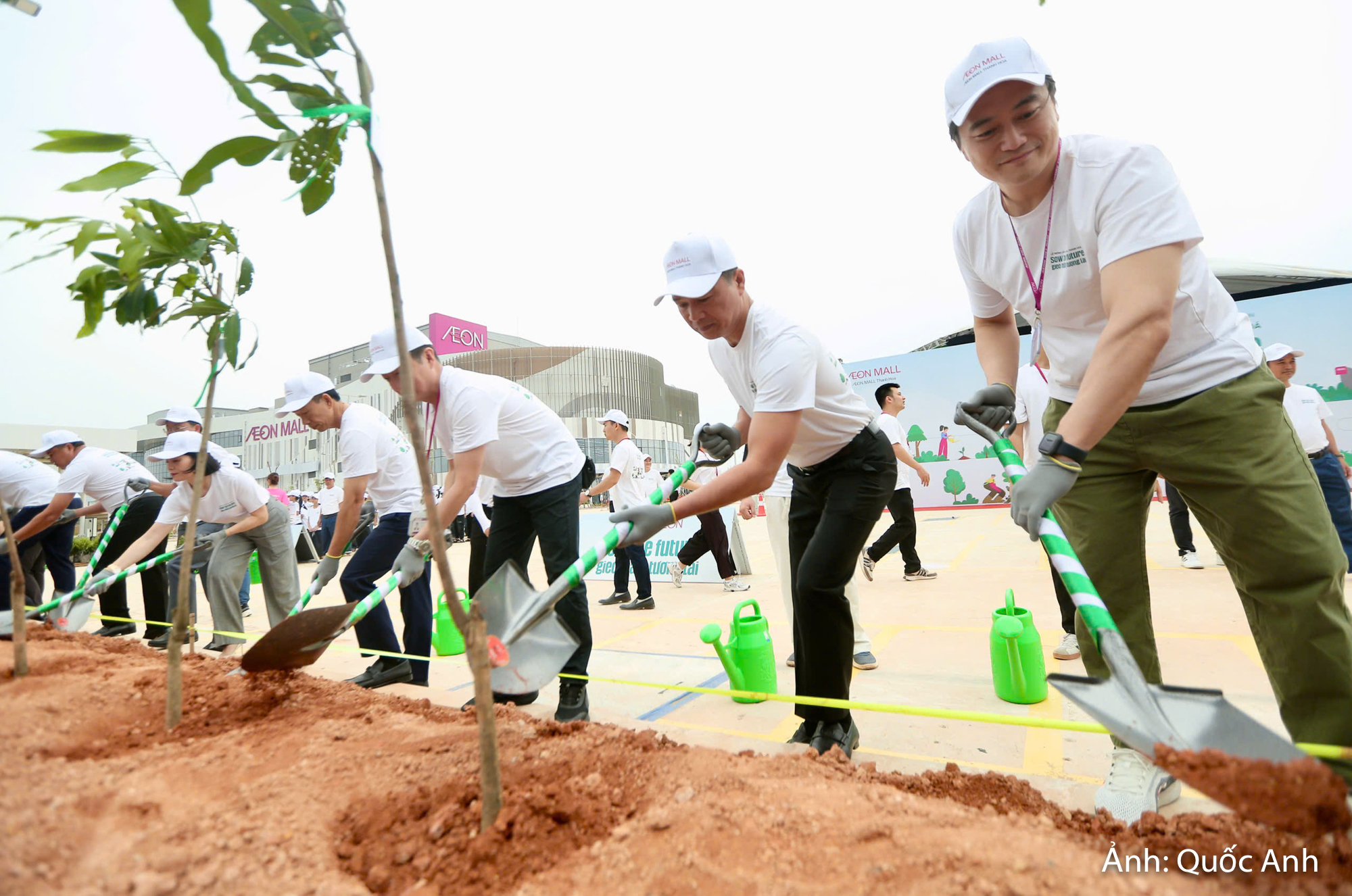 Bên cạnh năng lượng mặt trời, AEON MALL Thanh Hóa còn được định hướng theo tiêu chí phát triển bền vững và gắn kết với cộng đồng địa phương. Mới đây, chương trình “Cánh rừng quê hương AEON” đã được tổ chức với mục tiêu trồng khoảng 5.000 cây xanh, góp phần tạo thêm không gian xanh cho khu vực dự án.