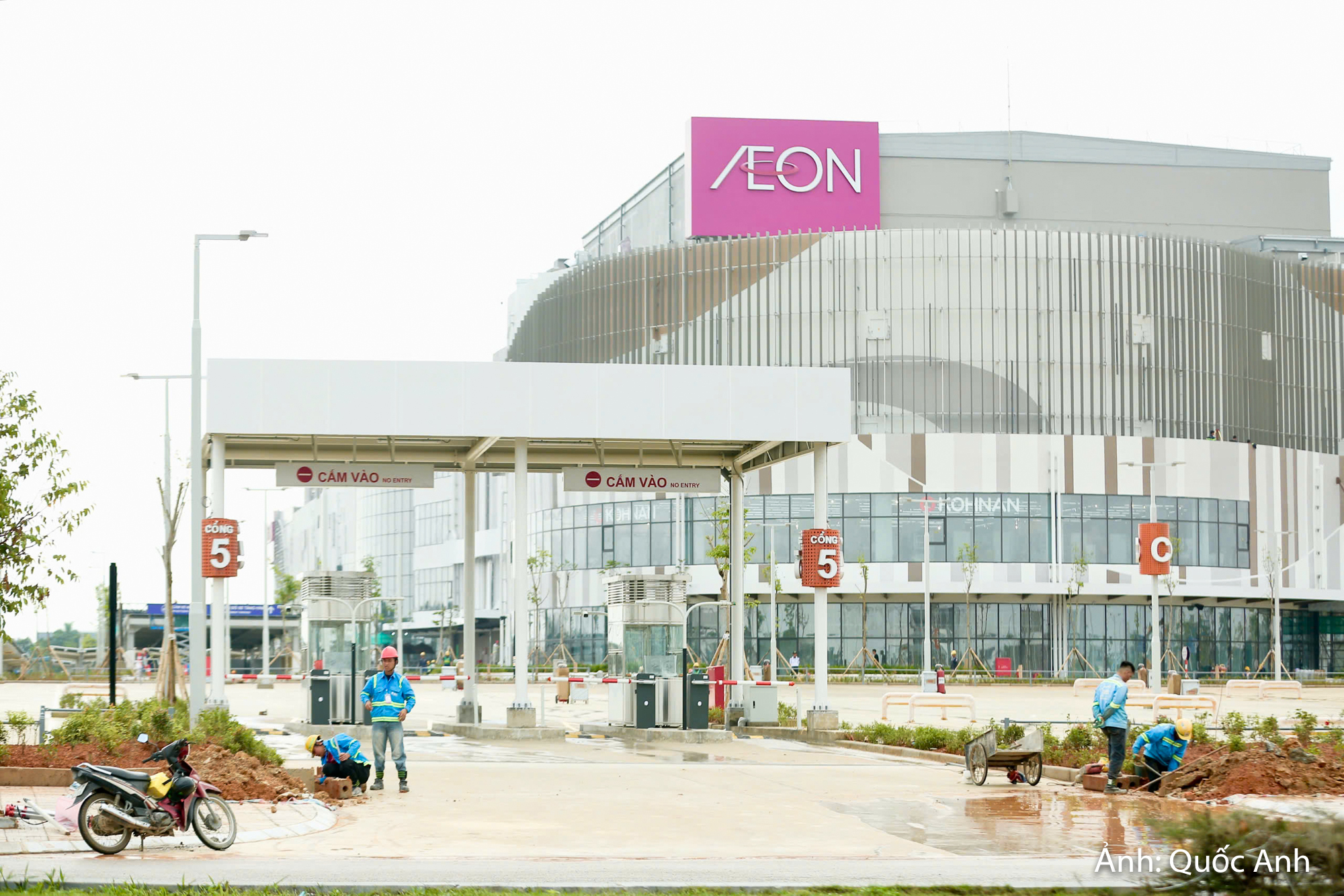 Ghi nhận của phóng viên, Trung tâm thương mại AEON MALL Thanh Hóa với quy mô 5 tầng nổi, 1 tầng hầm đã cơ bản hoàn thành các hạng mục chính. Hiện, công nhân, kỹ sư đang khẩn trương hoàn thiện những phần việc cuối cùng, chuẩn bị các điều kiện để trung tâm thương mại đưa vào hoạt động theo kế hoạch.