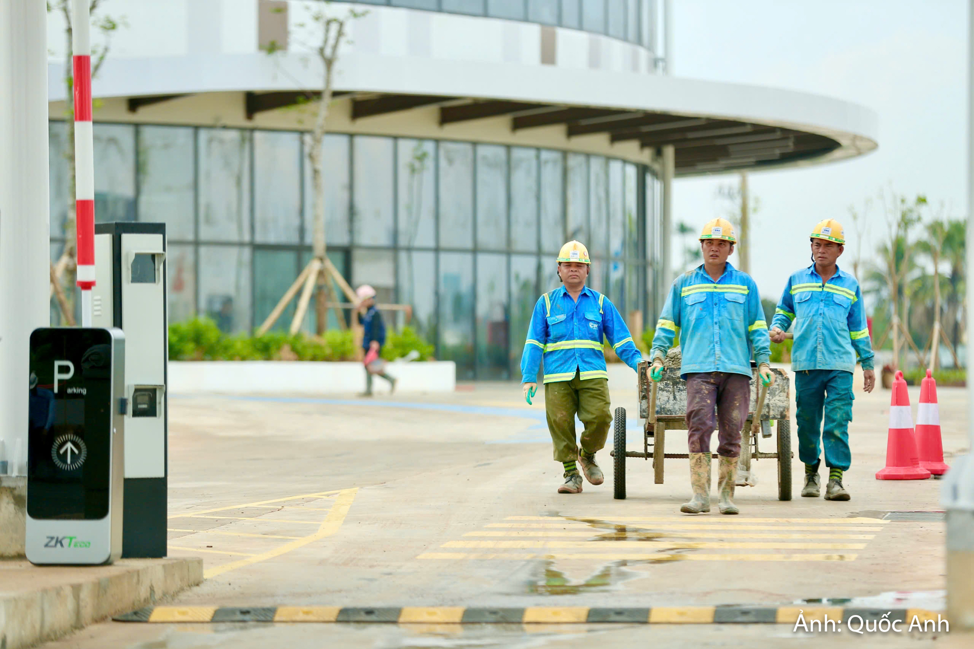 Công nhân tiến hành dọn dẹp, vệ sinh môi trường tại khu vực dự án, bảo đảm cảnh quan luôn khang trang, sạch sẽ và gọn gàng trước ngày vận hành, khai trương. Các khu vực lối đi, sân bãi, tiểu cảnh và hạng mục phụ trợ cũng được kiểm tra, hoàn thiện, tạo diện mạo đồng bộ, sẵn sàng đón những khách hàng đầu tiên.