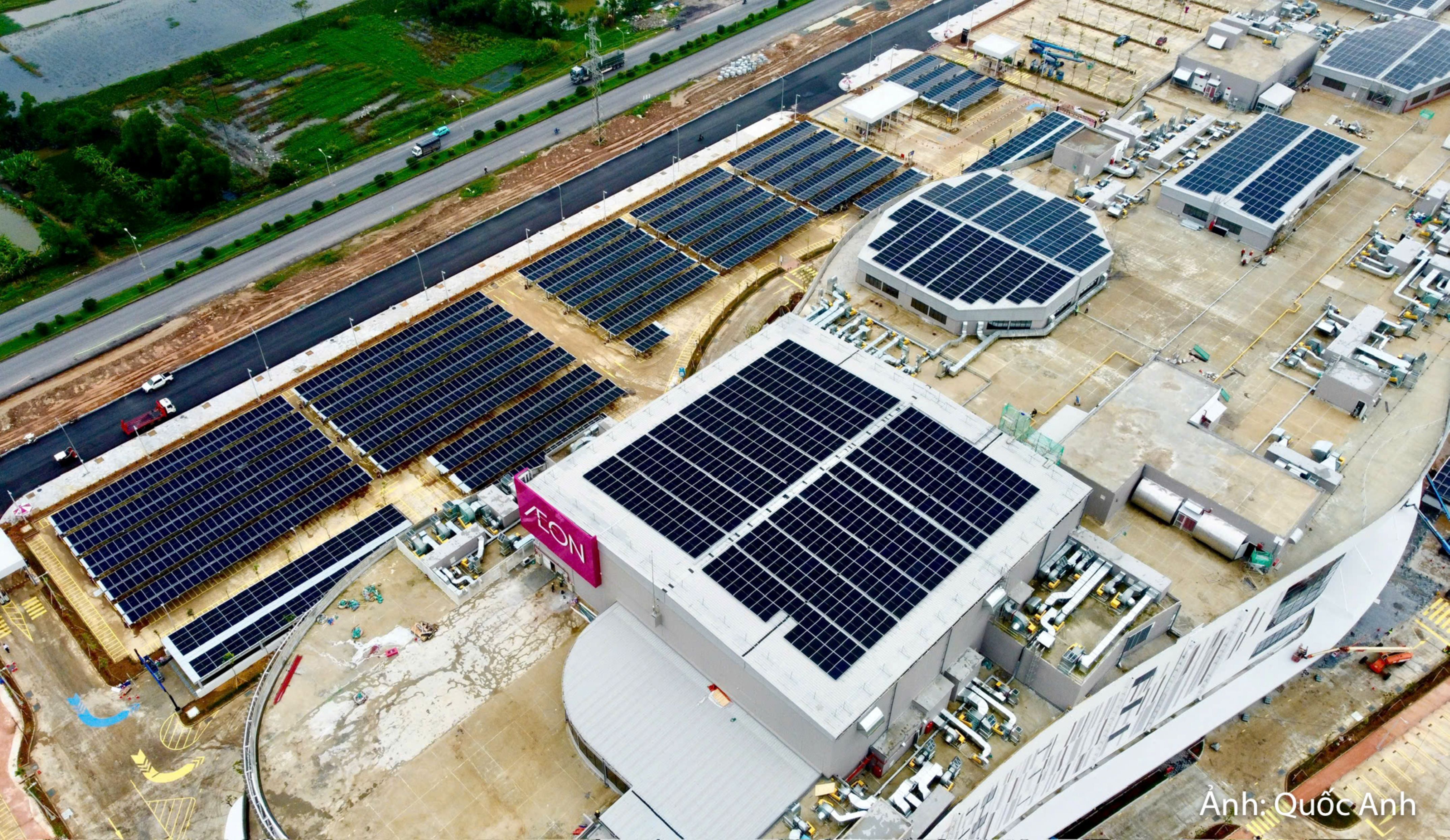 Một điểm đáng chú ý trong quá trình hoàn thiện AEON MALL Thanh Hóa là việc triển khai hệ thống năng lượng mặt trời trên khu vực mái công trình. Theo hồ sơ thiết kế của dự án, khu vực mái được bố trí pin năng lượng mặt trời, đồng thời có hạ tầng dành cho hệ thống cáp năng lượng mặt trời. Đây là một trong những hạng mục được cập nhật trong thiết kế của công trình.